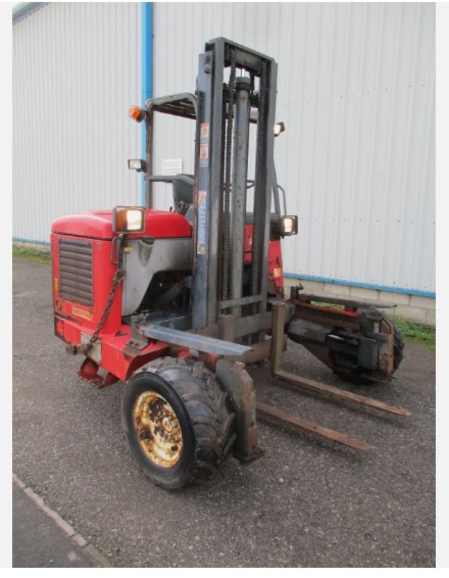 2005 MOFFETT MOUNTY M8 25.4 FORKLIFT – 2,500 KG LIFT CAPACITY – SIDE LOADER - Image 3 of 14