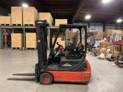 2004 LINDE E16C-02 ELECTRIC 3-WHEEL FORKLIFT – 1,600KG CAPACITY.**(INCLUDES CHARGER)**