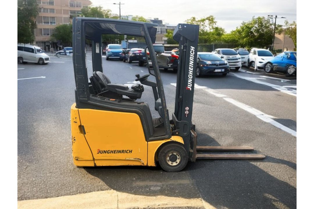 2009 JUNGHEINRICH EFG215 ELECTRIC FORKLIFT (3-WHEEL) **(INCLUDES CHARGER)** - Image 3 of 13