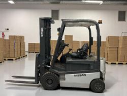**(INCLUDES CHARGER)** 2012 NISSAN 1Q2L25Q ELECTRIC 4-WHEEL FORKLIFT – 2,500 KG CAPACITY