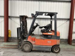 **(INCLUDES CHARGER)** 2010 TOYOTA 7FBMF25 ELECTRIC FORKLIFT – 2,500 KG CAPACITY
