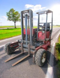 2004 MOFFETT MOUNTY M7 24.4 FORKLIFT – 4-WAY STEER – SIDE LOADER