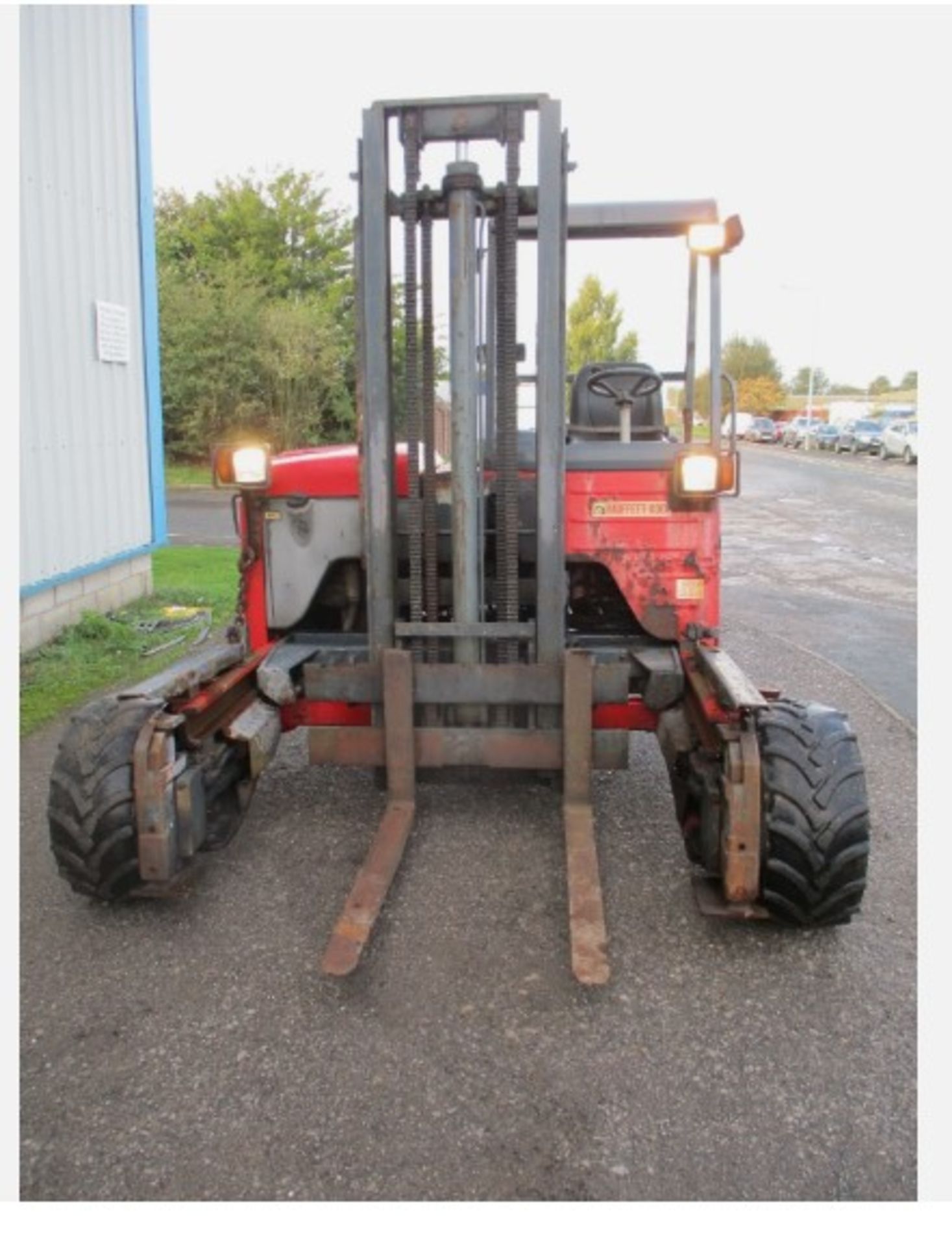 2005 MOFFETT MOUNTY M8 25.4 FORKLIFT – 2,500 KG LIFT CAPACITY – SIDE LOADER - Image 5 of 14