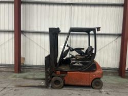**(INCLUDES CHARGER)** 2002 LINDE E18P-02 ELECTRIC FORKLIFT – 1,800KG, 4.4M TRIPLEX MAST