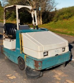 TENNANT 355 YARD / ROAD SWEEPER – KUBOTA V1505 DIESEL ENGINE