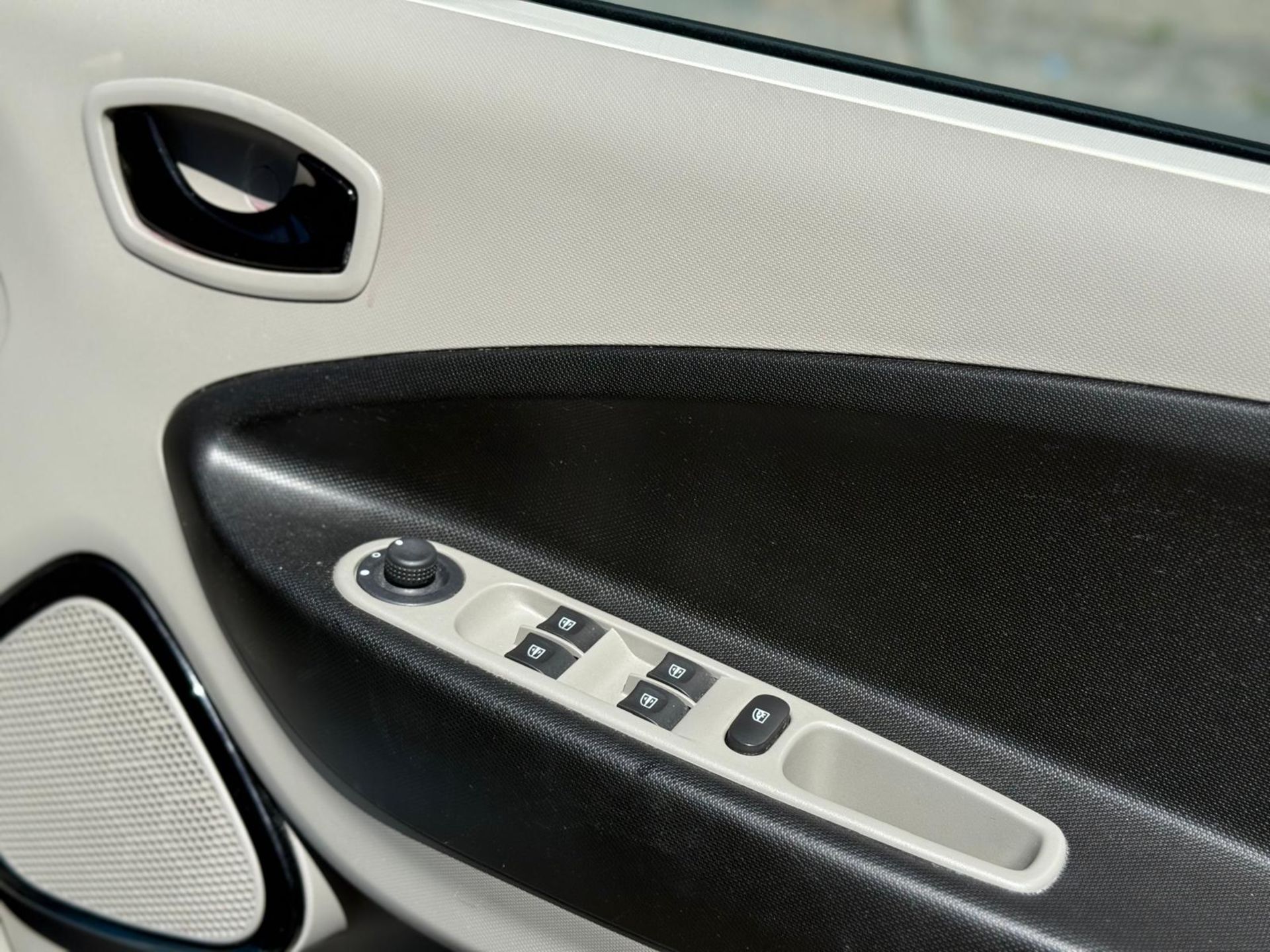 2014 RENAULT ZOE DYNAMIQUE INTENS AUTO – 68K MILES – 91% BATTERY HEALTH >>--NO VAT ON HAMMER--<< - Image 28 of 36