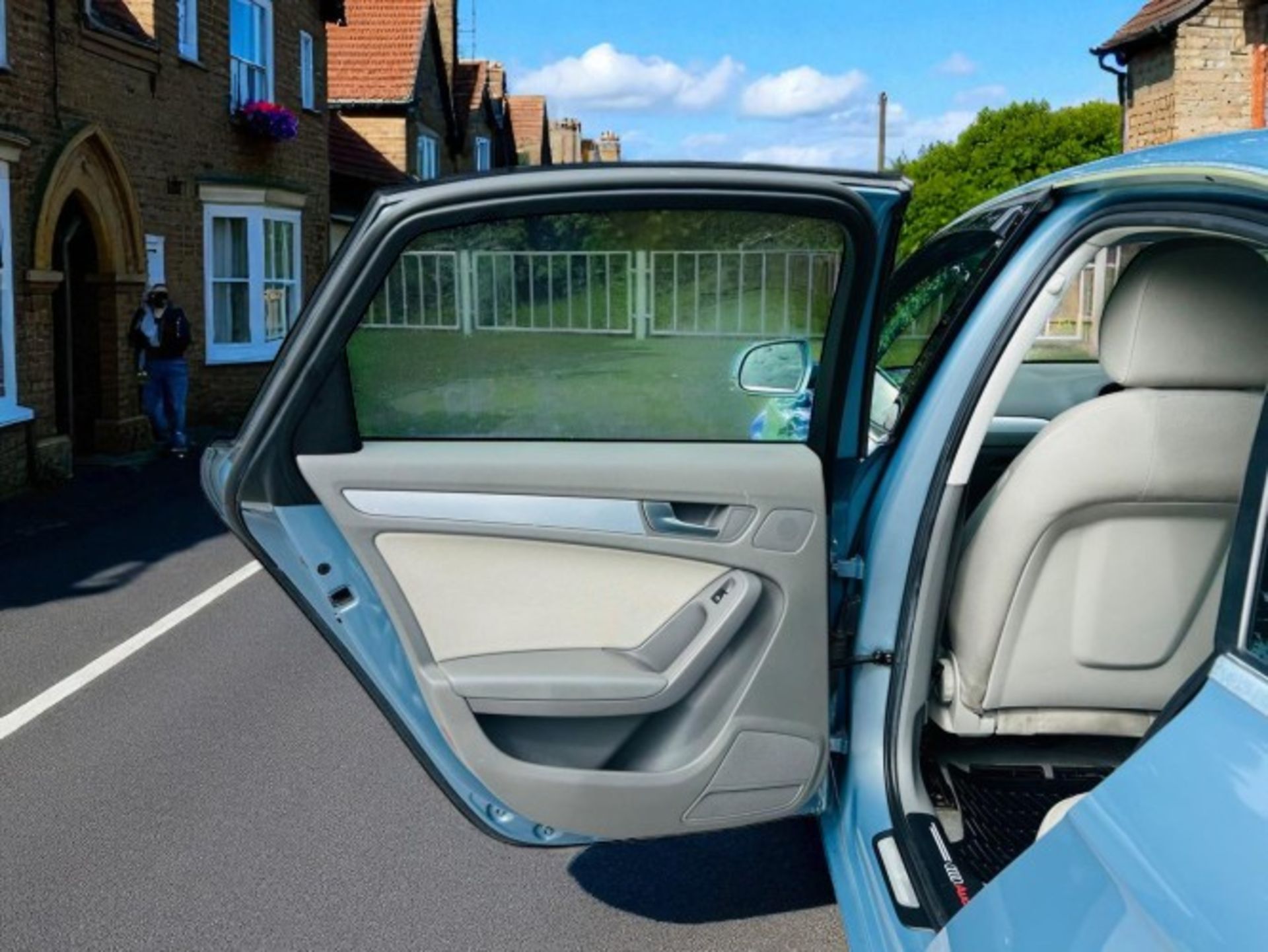 2009 AUDI A4 2.0 TDI EXECUTIVE SE – MULTITRONIC >>--NO VAT ON HAMMER--<< - Image 8 of 39
