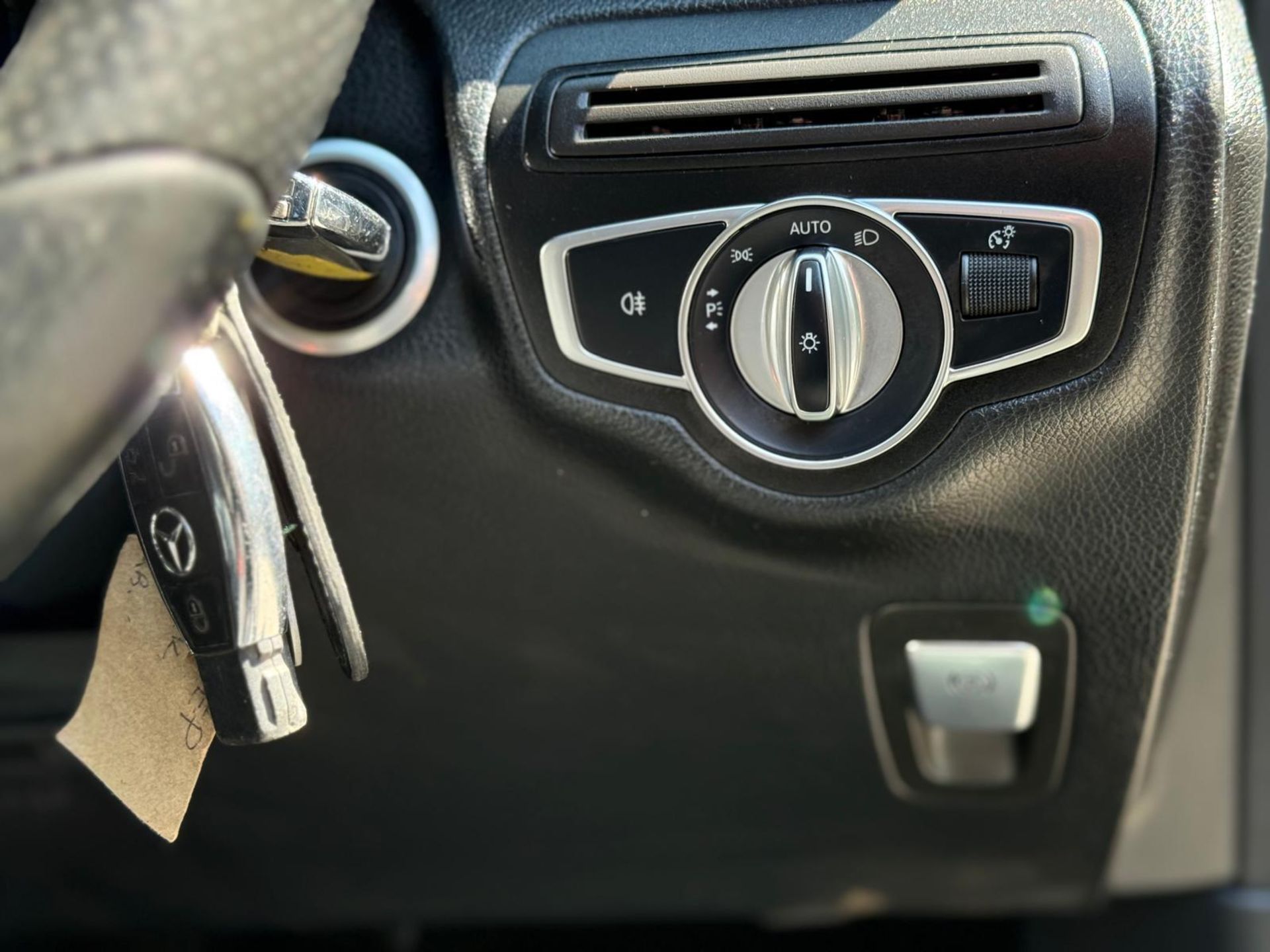 2017 MERCEDES-BENZ GLC 250 D 4MATIC SPORT AUTO >>--NO VAT ON HAMMER--<< - Image 12 of 27