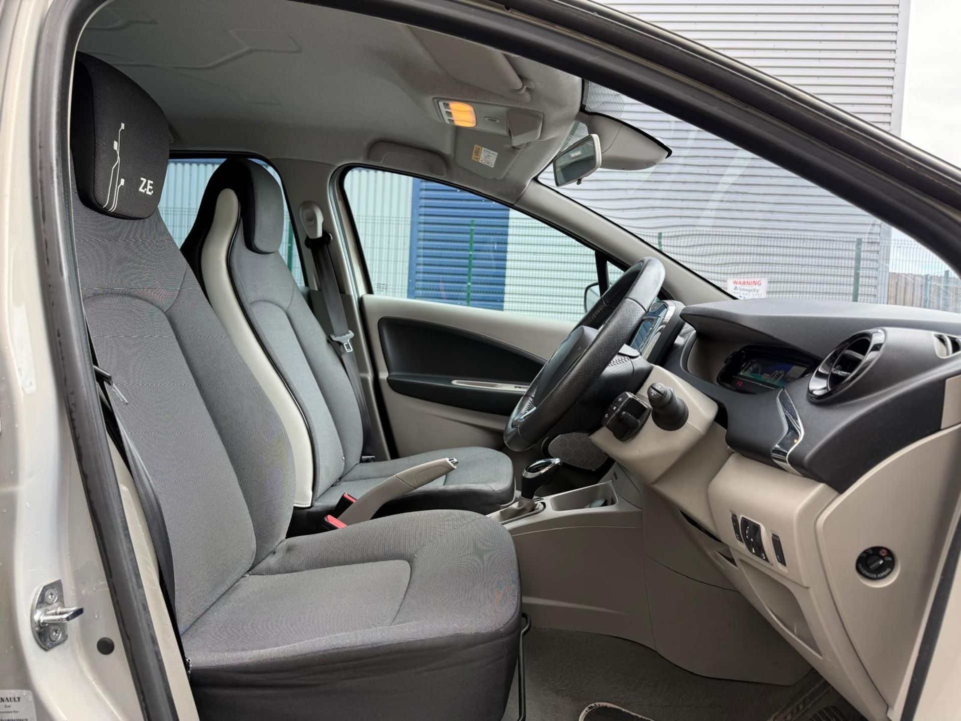 2016 RENAULT ZOE DYNAMIQUE NAV AUTO – 22KWH ELECTRIC HATCHBACK >>--NO VAT ON HAMMER--<< - Image 26 of 27