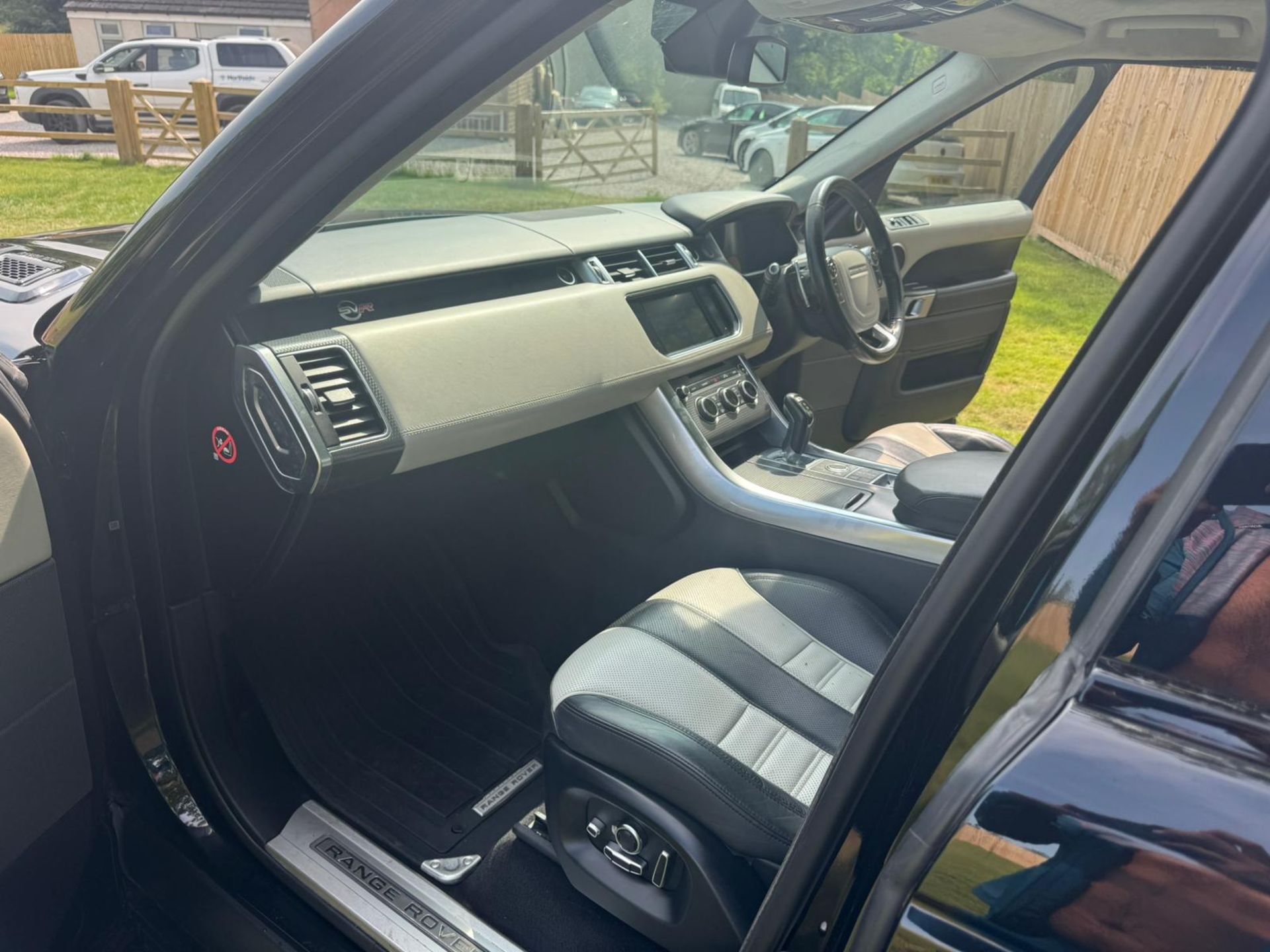 2015 LAND ROVER RANGE ROVER SPORT SVR V8 AUTO – 5.0L PETROL – 4WD >>--NO VAT ON HAMMER--<< - Image 13 of 31