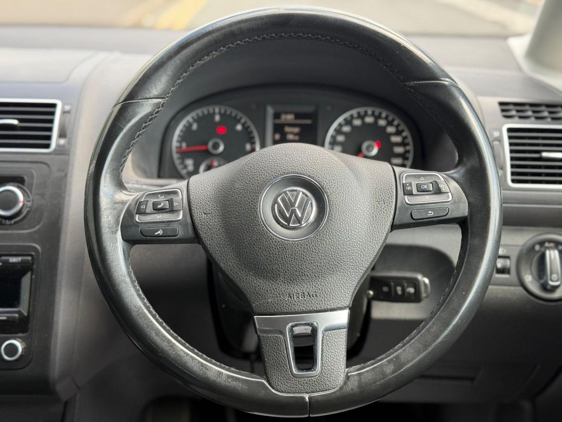 2014 VOLKSWAGEN TOURAN SE BLUE TECH TDI – 1.6 DIESEL – MANUAL – 7 SEATER >>--NO VAT ON HAMMER--<< - Image 28 of 41