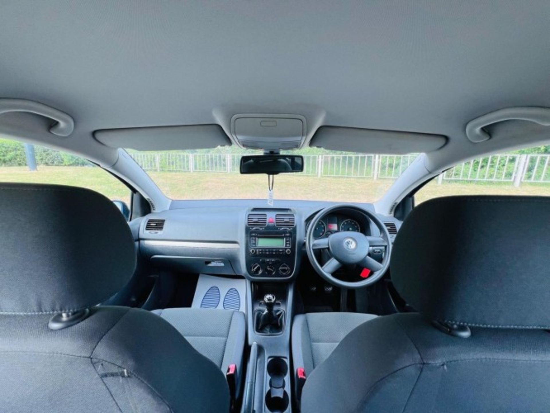 2004 VOLKSWAGEN GOLF 1.6 FSI SE 5DR – ULEZ COMPLIANT – PETROL >>--NO VAT ON HAMMER--<< - Image 14 of 27