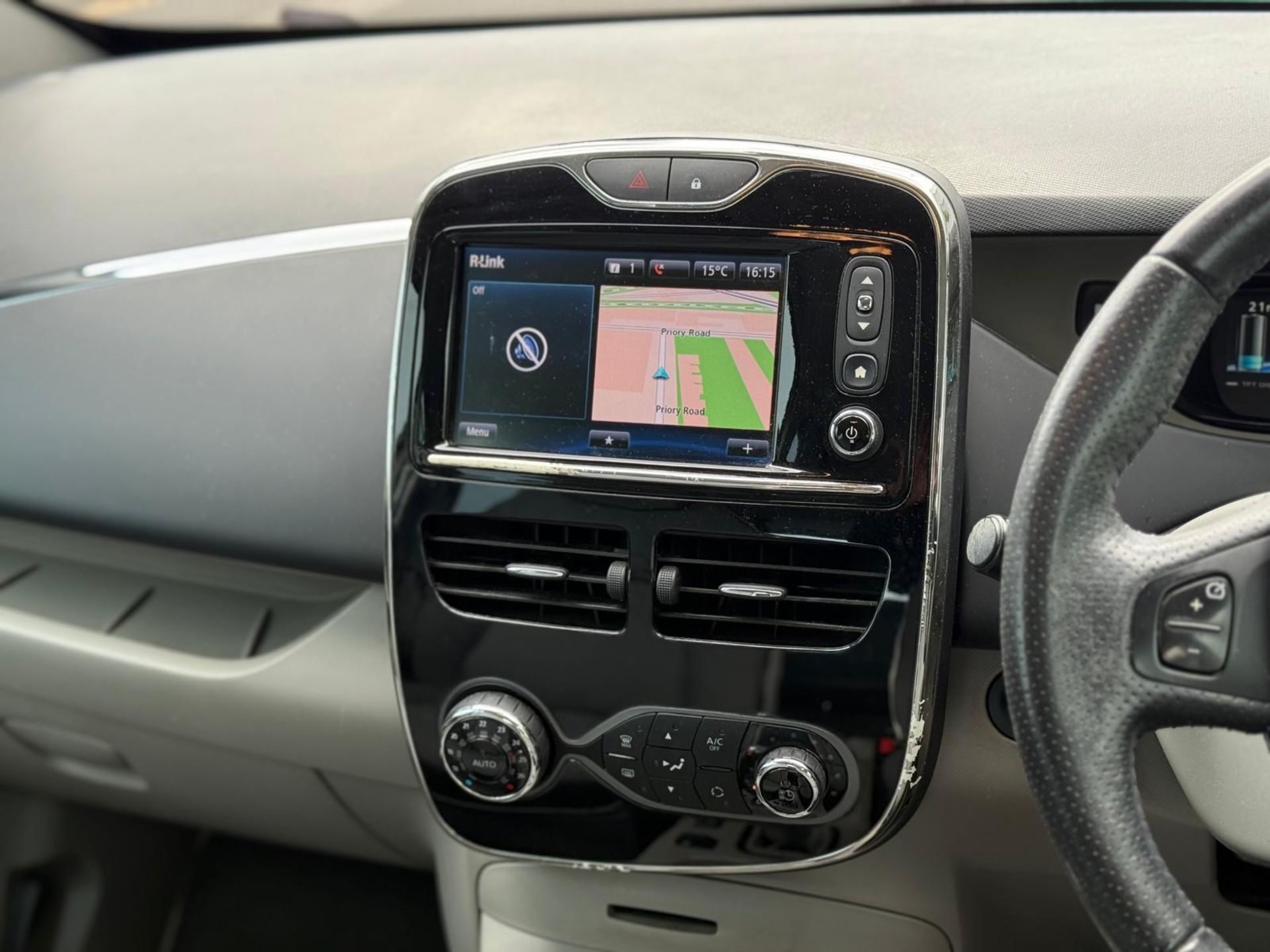 2016 RENAULT ZOE DYNAMIQUE NAV AUTO – 22KWH ELECTRIC HATCHBACK >>--NO VAT ON HAMMER--<< - Image 19 of 27