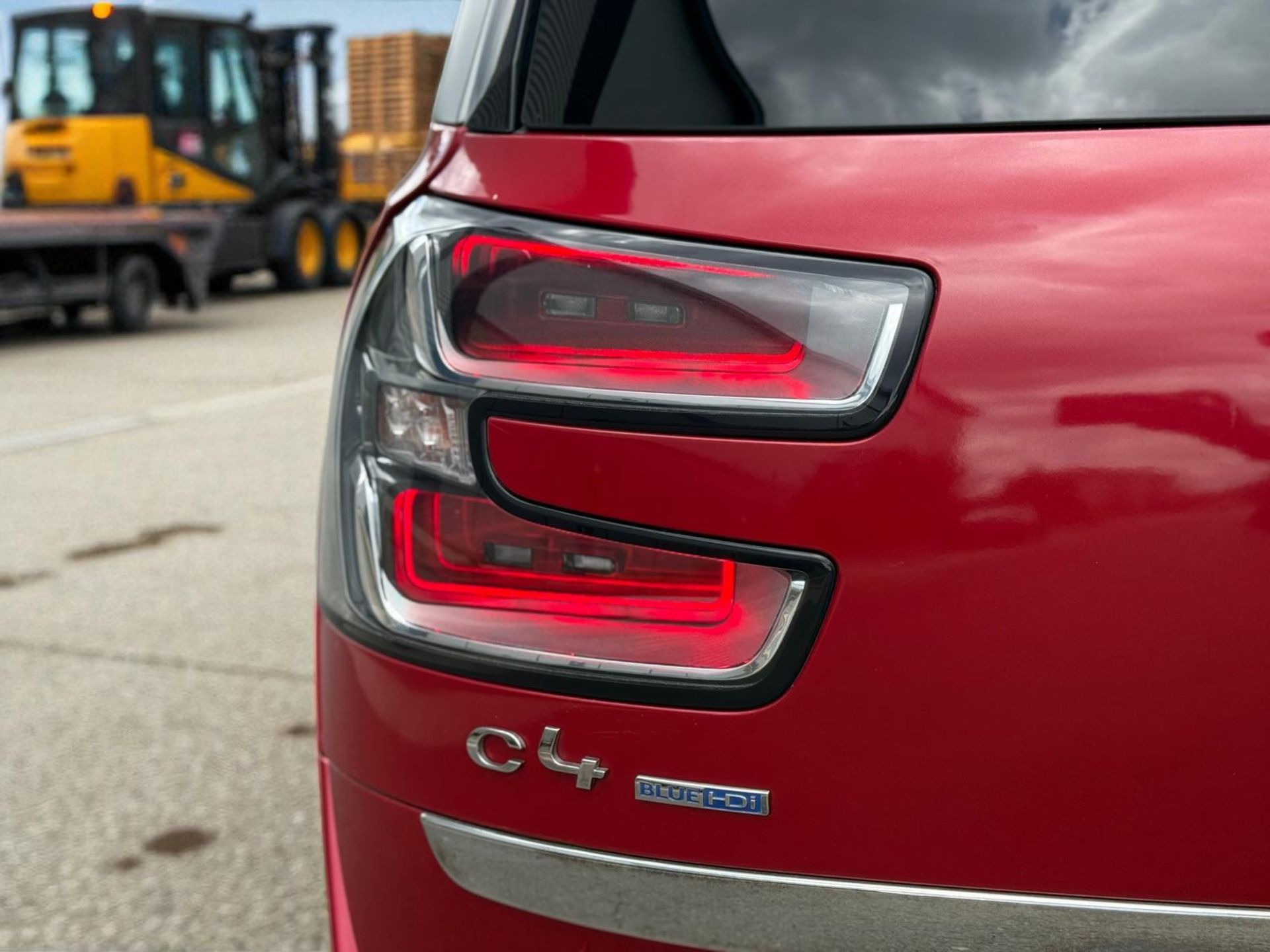 2016 CITROËN GRAND C4 PICASSO EXCLUSIVE+ 1.6 BLUEHDI– 96K MILES – RED >>--NO VAT ON HAMMER--<< - Image 4 of 39