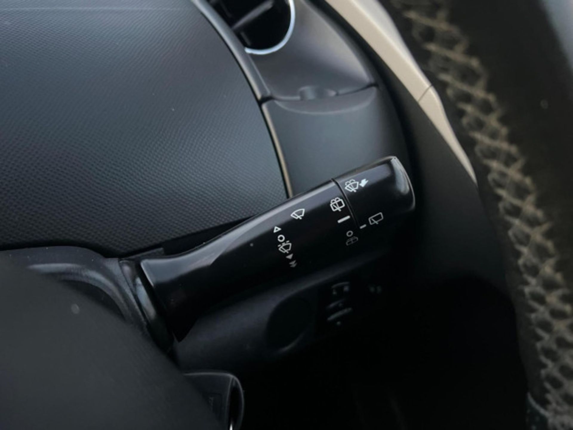 2011 TOYOTA YARIS 1.4 D-4D T SPIRIT 5DR HATCHBACK >>--NO VAT ON HAMMER--<< - Image 24 of 26