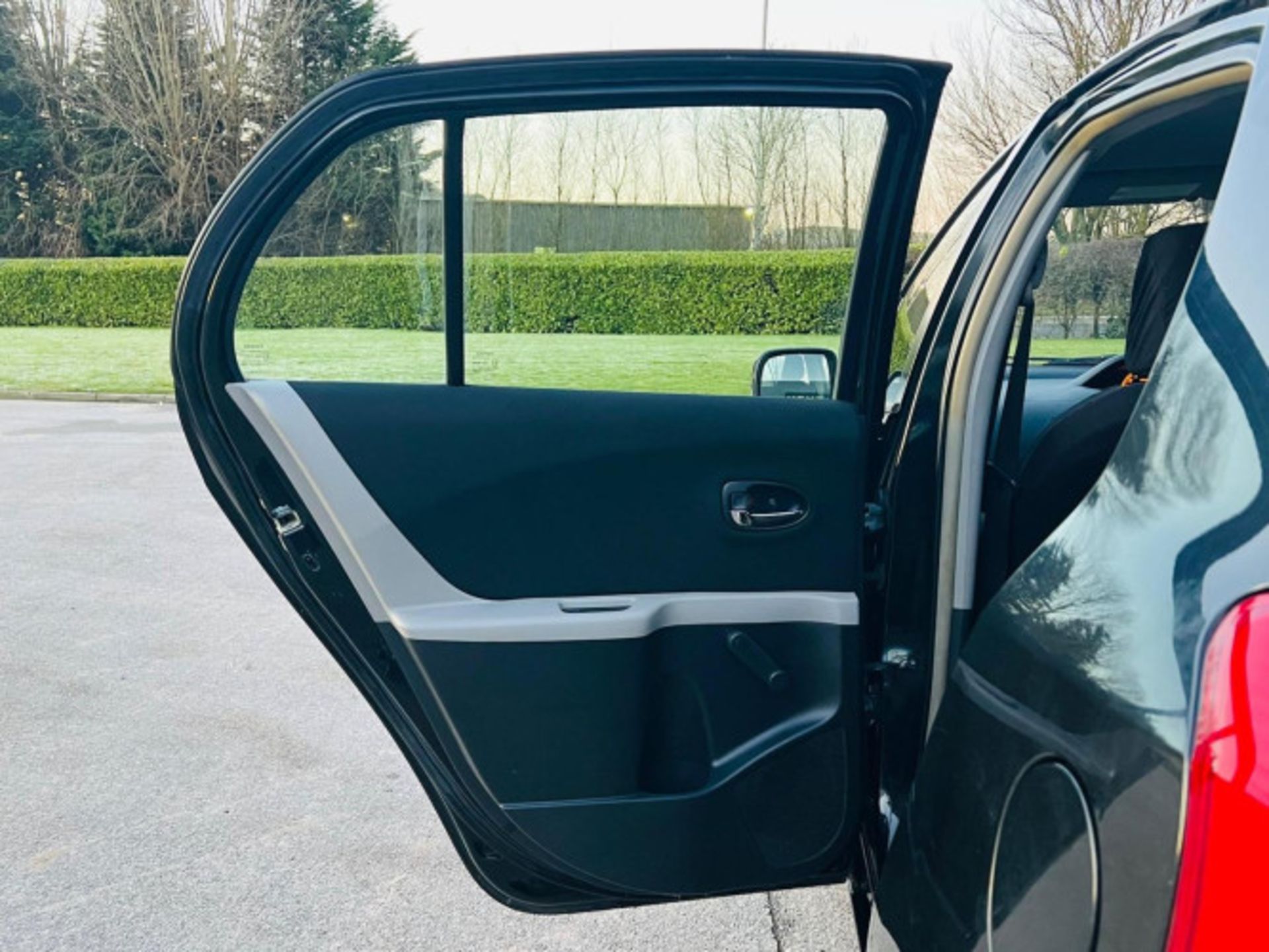 2011 TOYOTA YARIS 1.4 D-4D T SPIRIT 5DR HATCHBACK >>--NO VAT ON HAMMER--<< - Image 15 of 26
