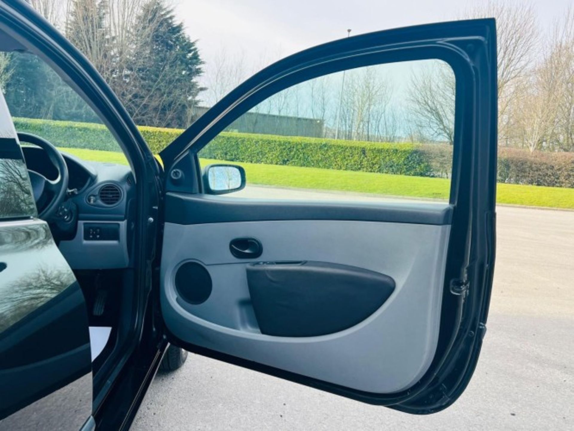2006 RENAULT CLIO 1.2 16V EXTREME – 3DR HATCHBACK – BLACK >>--NO VAT ON HAMMER--<< - Image 16 of 26