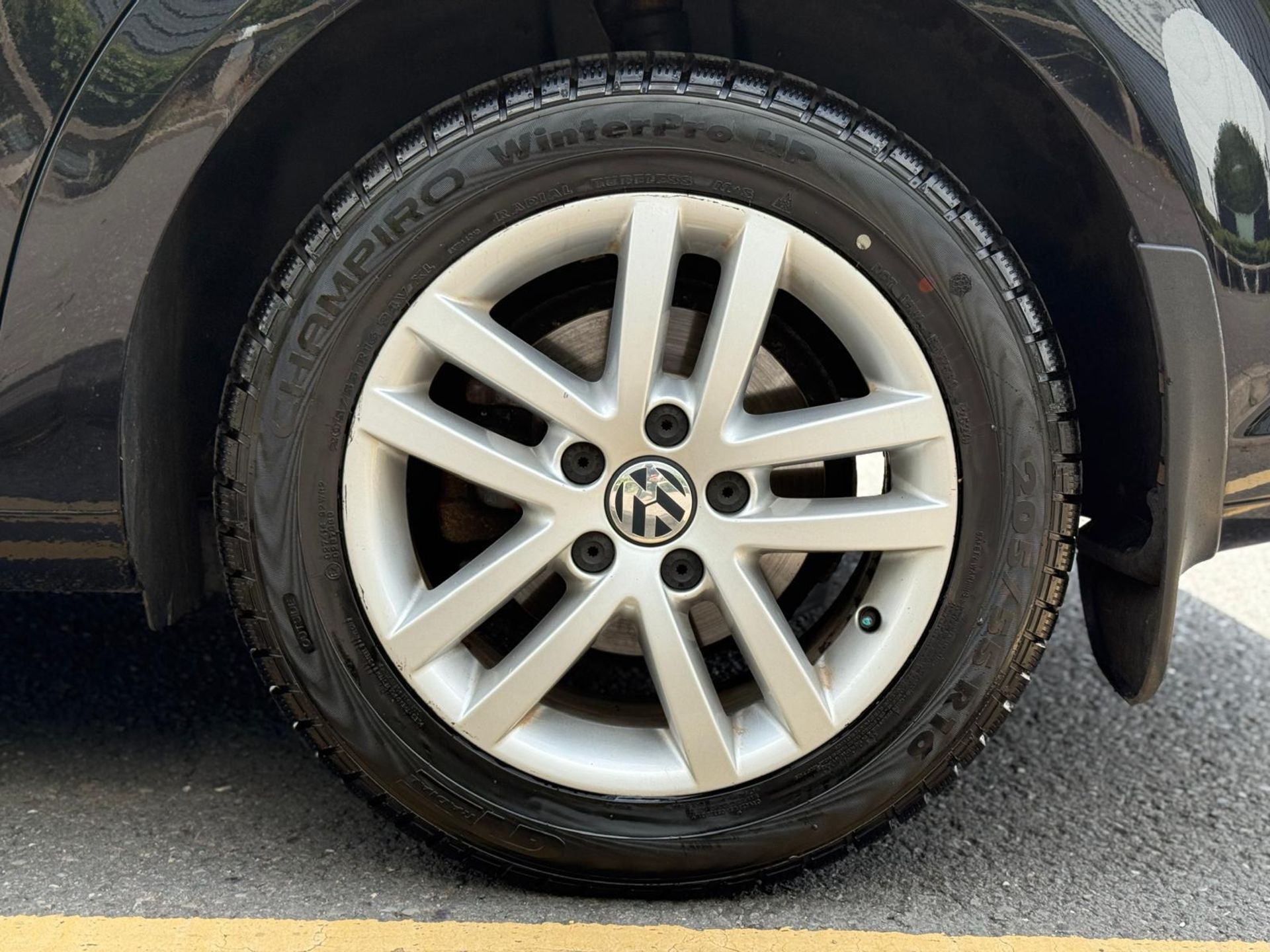 2014 VOLKSWAGEN TOURAN SE BLUE TECH TDI – 1.6 DIESEL – MANUAL – 7 SEATER >>--NO VAT ON HAMMER--<< - Image 24 of 41