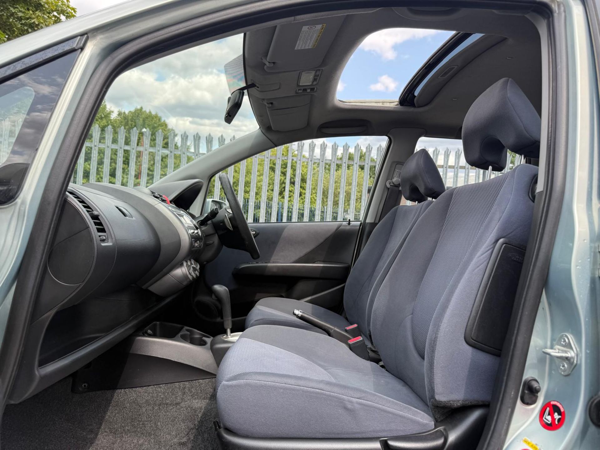 2007 HONDA JAZZ SE CVT – 7-SPEED AUTO – SUNROOF – 149K – >>--NO VAT ON HAMMER--<< - Image 16 of 20
