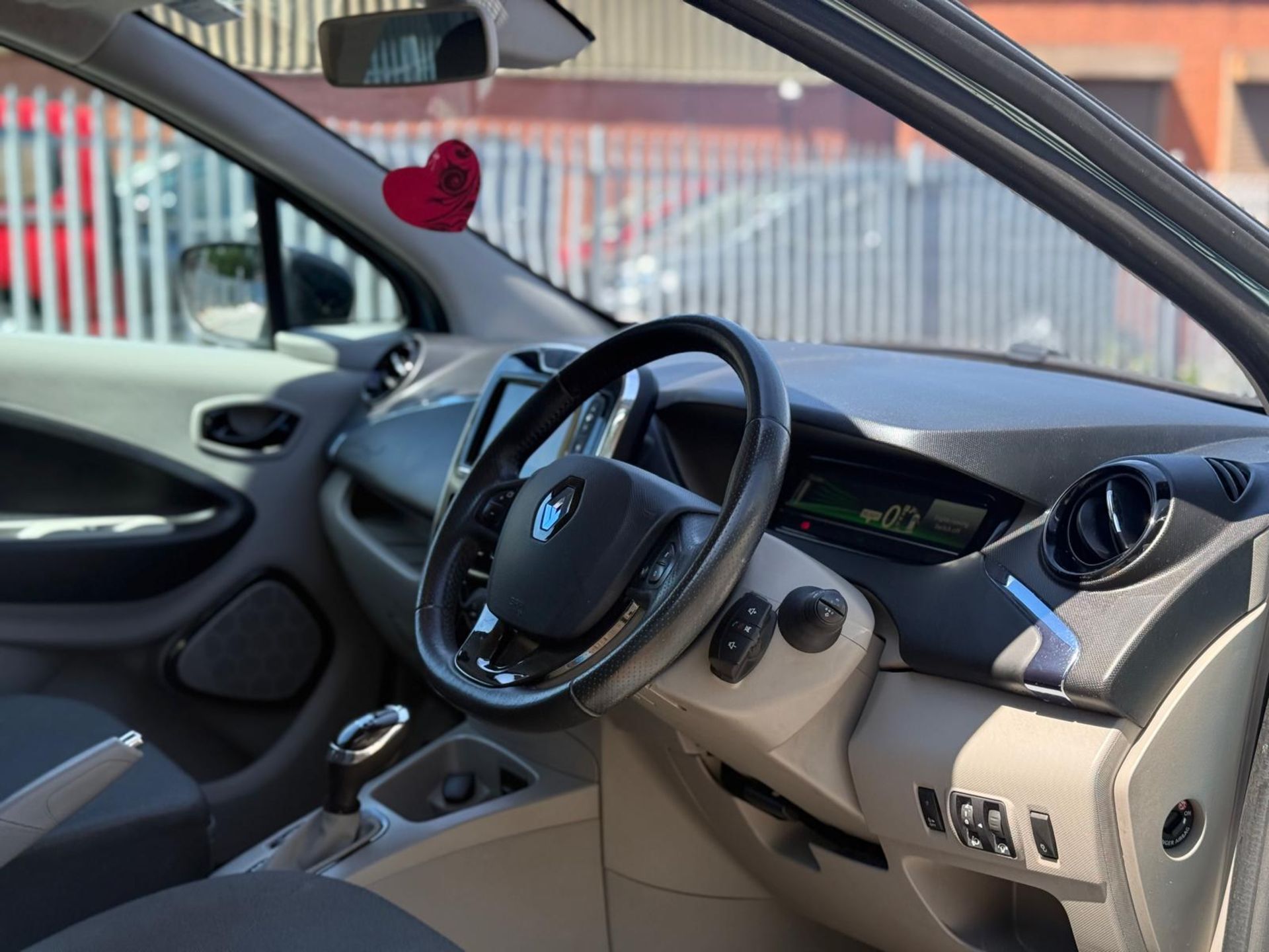 2014 RENAULT ZOE DYNAMIQUE INTENS AUTO – 68K MILES – 91% BATTERY HEALTH >>--NO VAT ON HAMMER--<< - Image 21 of 36
