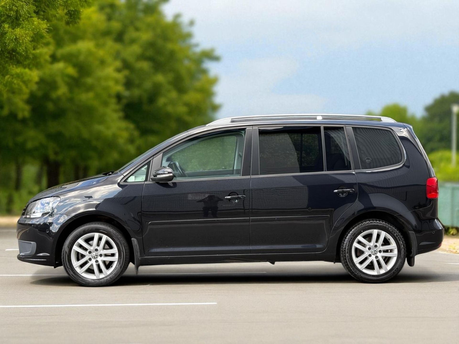 2014 VOLKSWAGEN TOURAN SE BLUE TECH TDI – 1.6 DIESEL – MANUAL – 7 SEATER >>--NO VAT ON HAMMER--<< - Image 12 of 41
