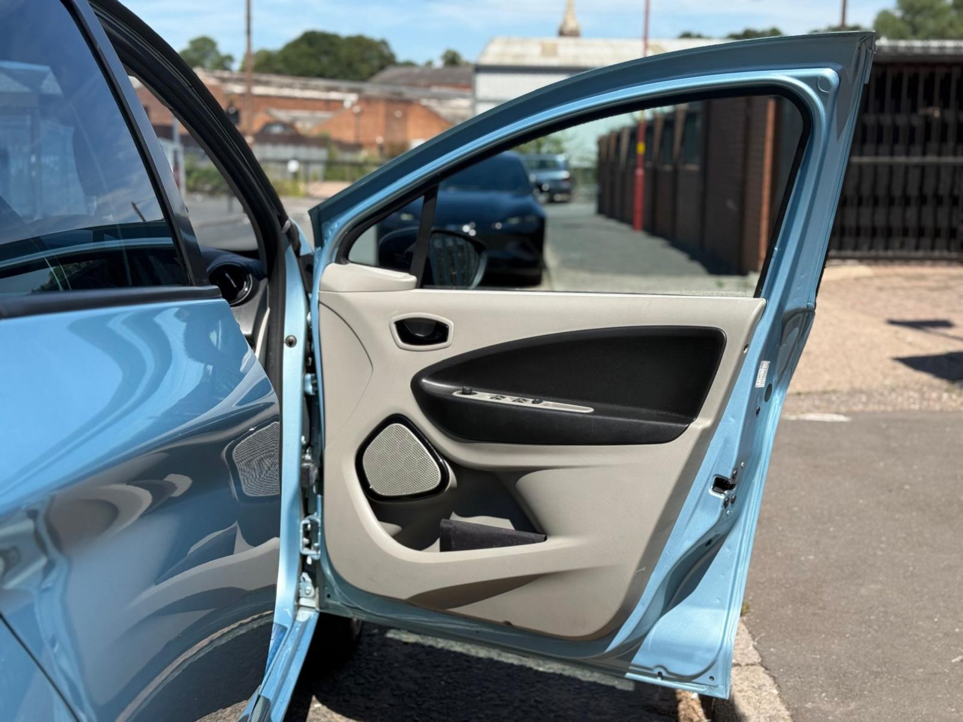 2014 RENAULT ZOE DYNAMIQUE INTENS AUTO – 68K MILES – 91% BATTERY HEALTH >>--NO VAT ON HAMMER--<< - Image 23 of 36