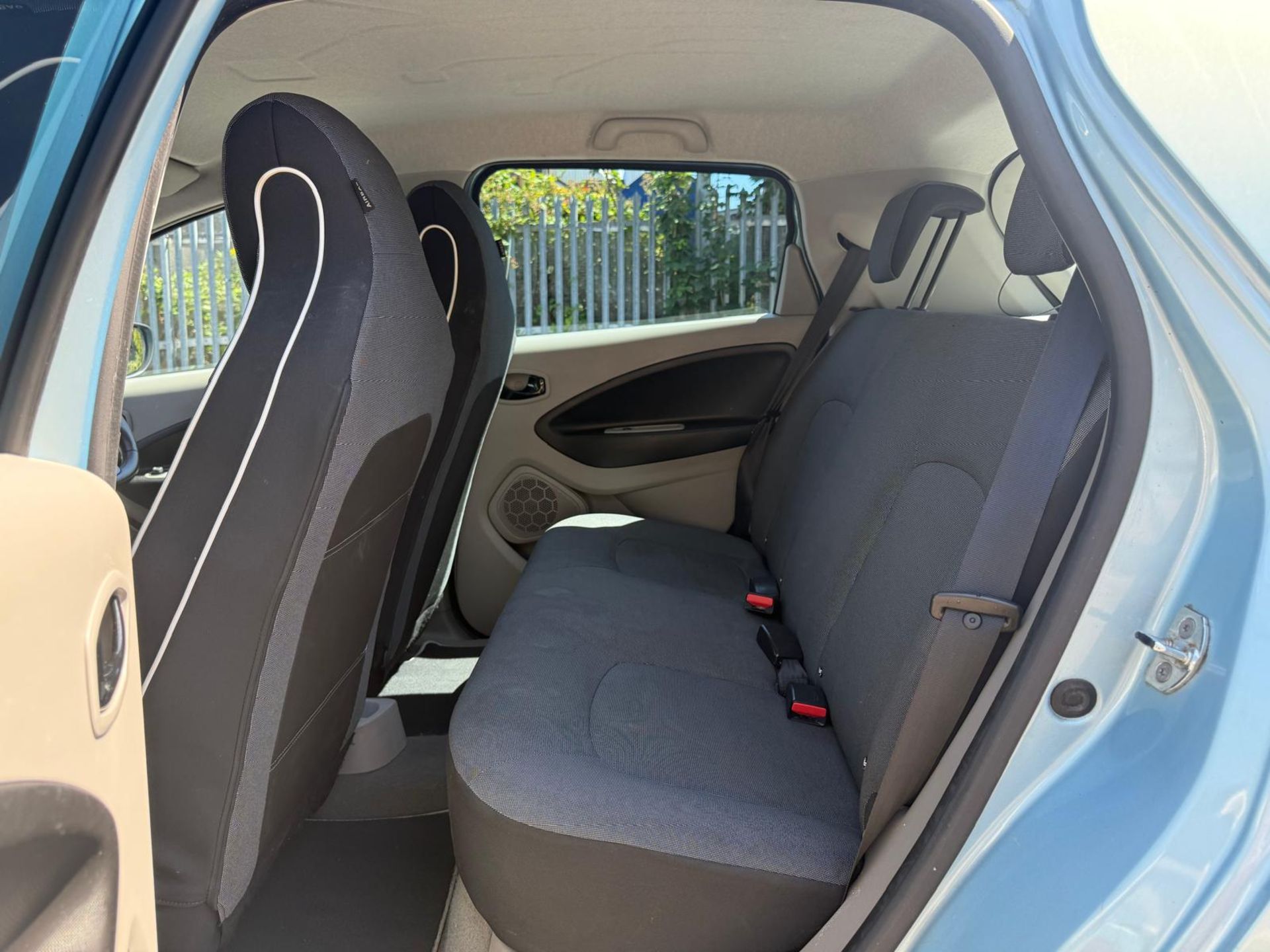 2014 RENAULT ZOE DYNAMIQUE INTENS AUTO – 68K MILES – 91% BATTERY HEALTH >>--NO VAT ON HAMMER--<< - Image 32 of 36