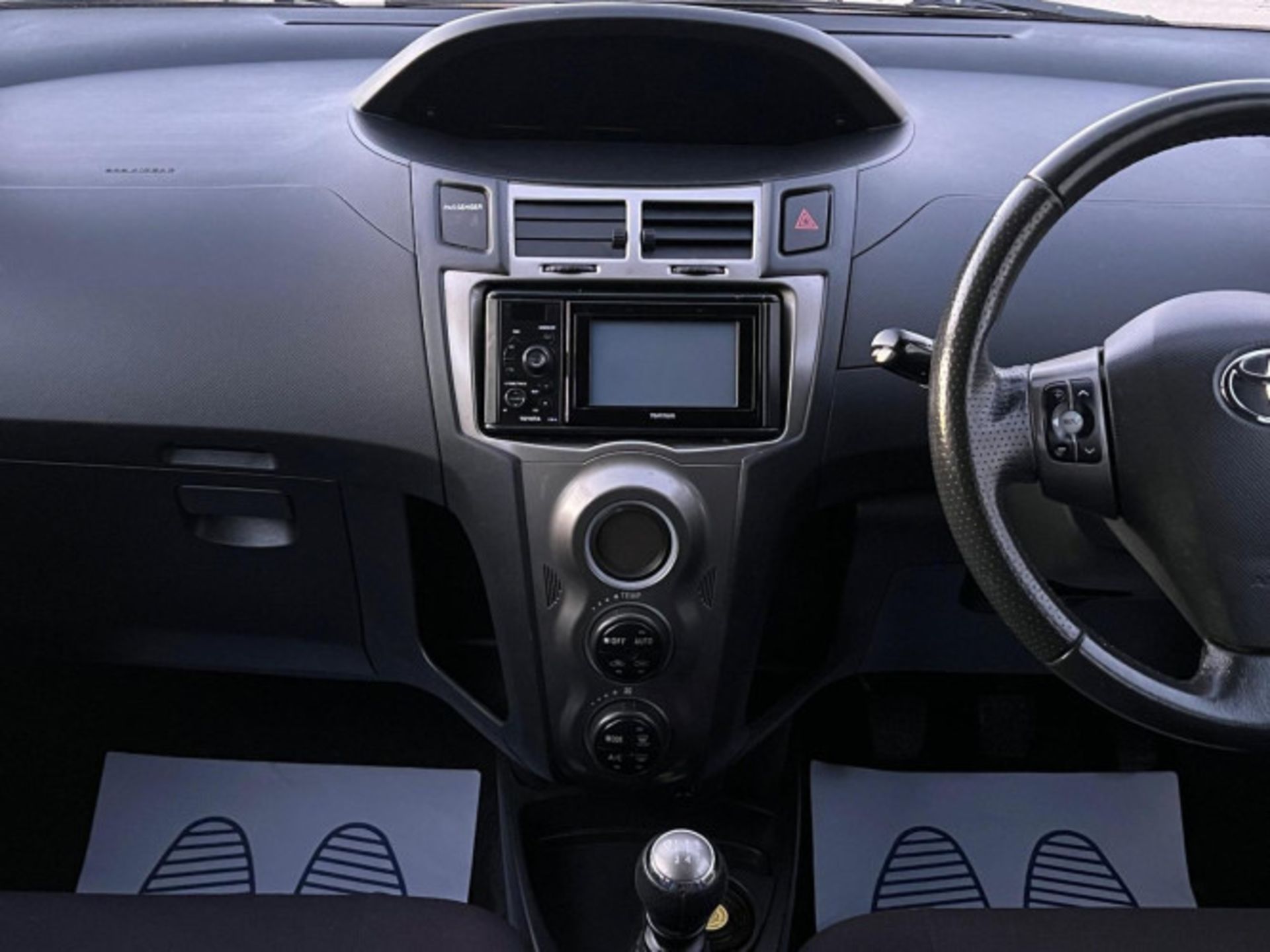 2011 TOYOTA YARIS 1.4 D-4D T SPIRIT 5DR HATCHBACK >>--NO VAT ON HAMMER--<< - Image 8 of 26