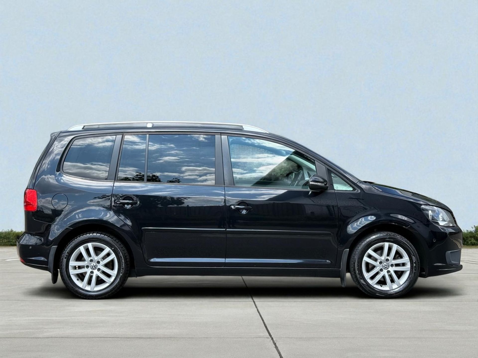 2014 VOLKSWAGEN TOURAN SE BLUE TECH TDI – 1.6 DIESEL – MANUAL – 7 SEATER >>--NO VAT ON HAMMER--<< - Image 10 of 41