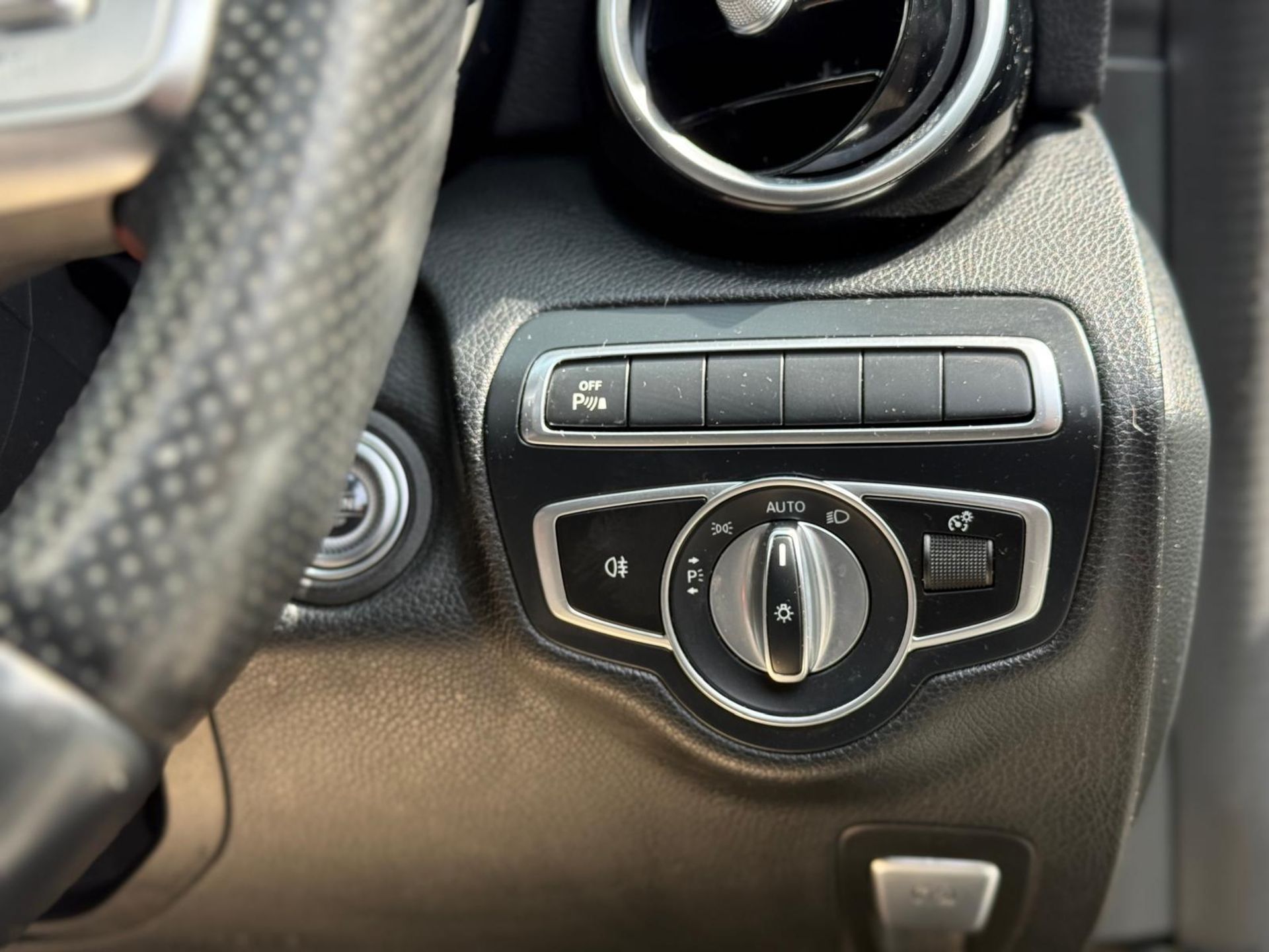 2019 MERCEDES-BENZ AMG C 43 PREMIUM PLUS – 4MATIC – 3.0 V6 >>--NO VAT ON HAMMER--<< - Image 18 of 38