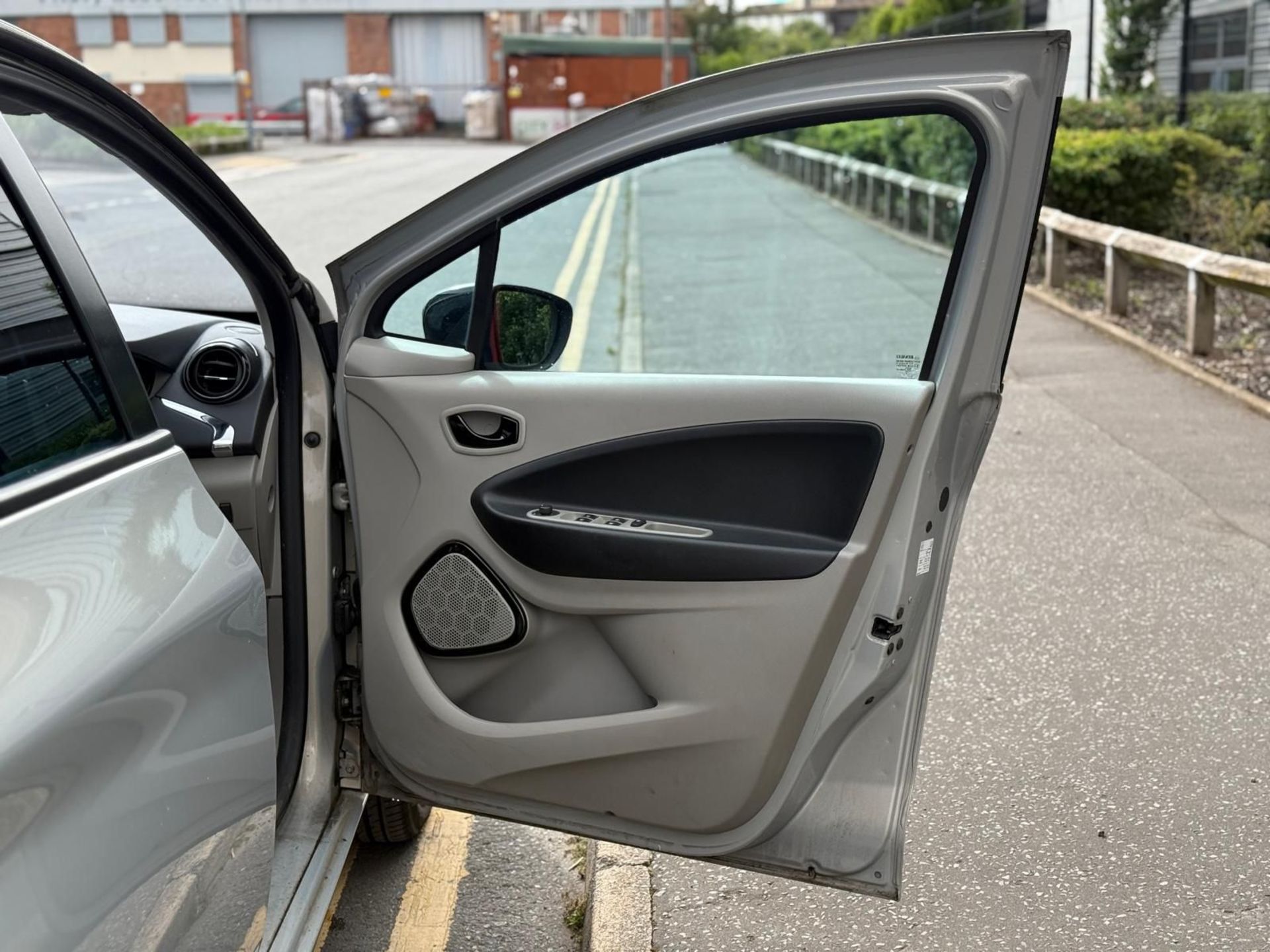 2016 RENAULT ZOE DYNAMIQUE NAV AUTO – 22KWH ELECTRIC HATCHBACK >>--NO VAT ON HAMMER--<< - Image 15 of 27