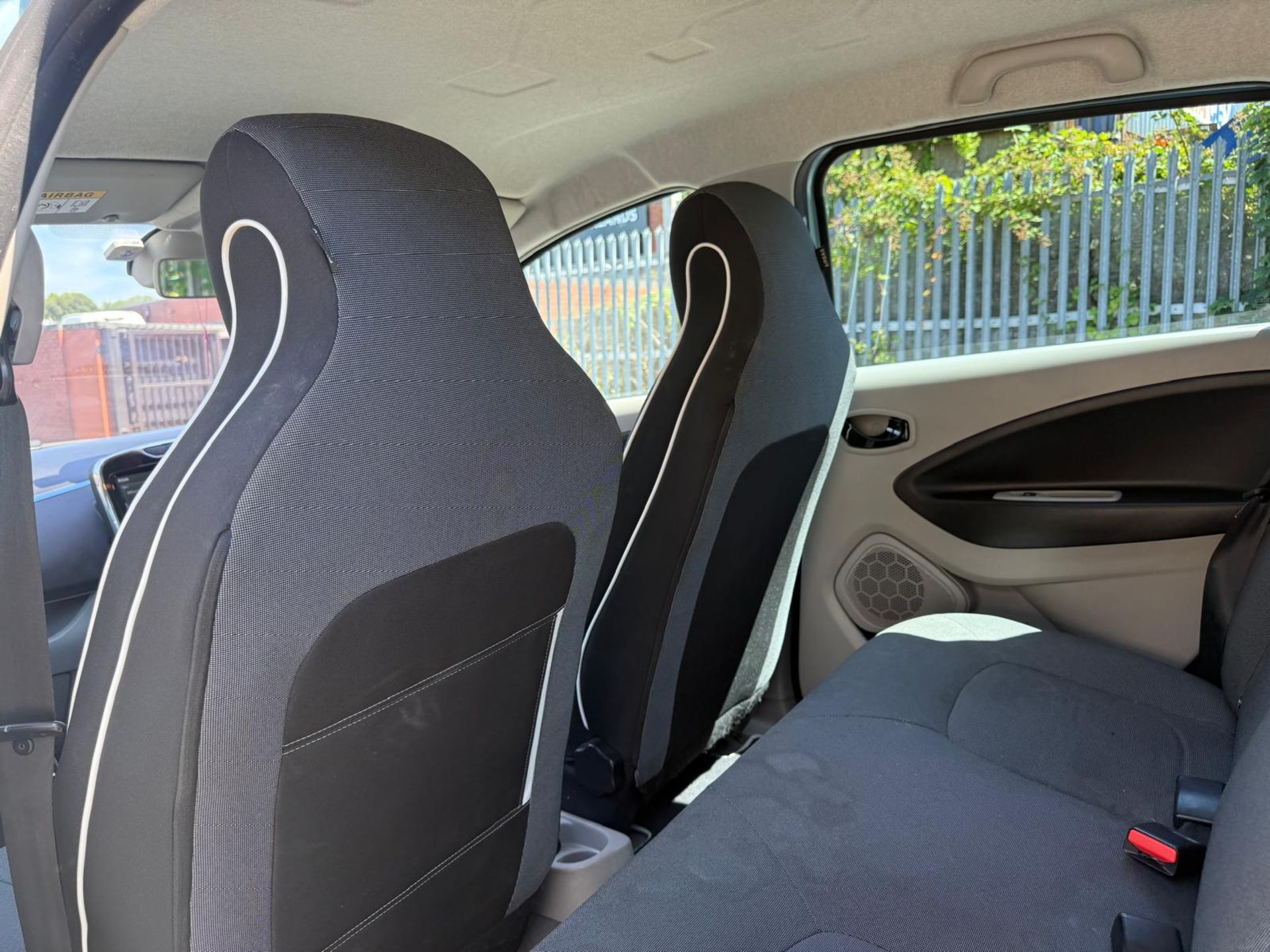 2014 RENAULT ZOE DYNAMIQUE INTENS AUTO – 68K MILES – 91% BATTERY HEALTH >>--NO VAT ON HAMMER--<< - Image 16 of 36
