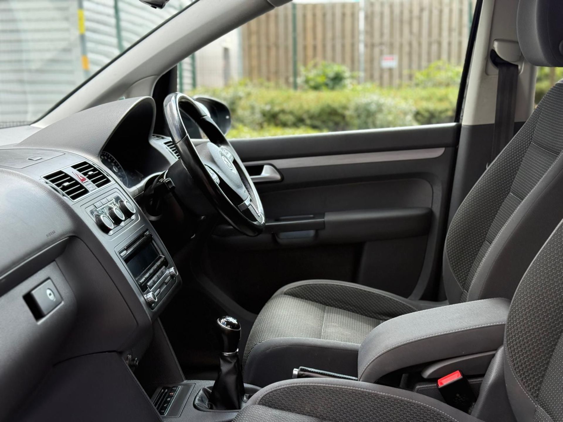 2014 VOLKSWAGEN TOURAN SE BLUE TECH TDI – 1.6 DIESEL – MANUAL – 7 SEATER >>--NO VAT ON HAMMER--<< - Image 31 of 41