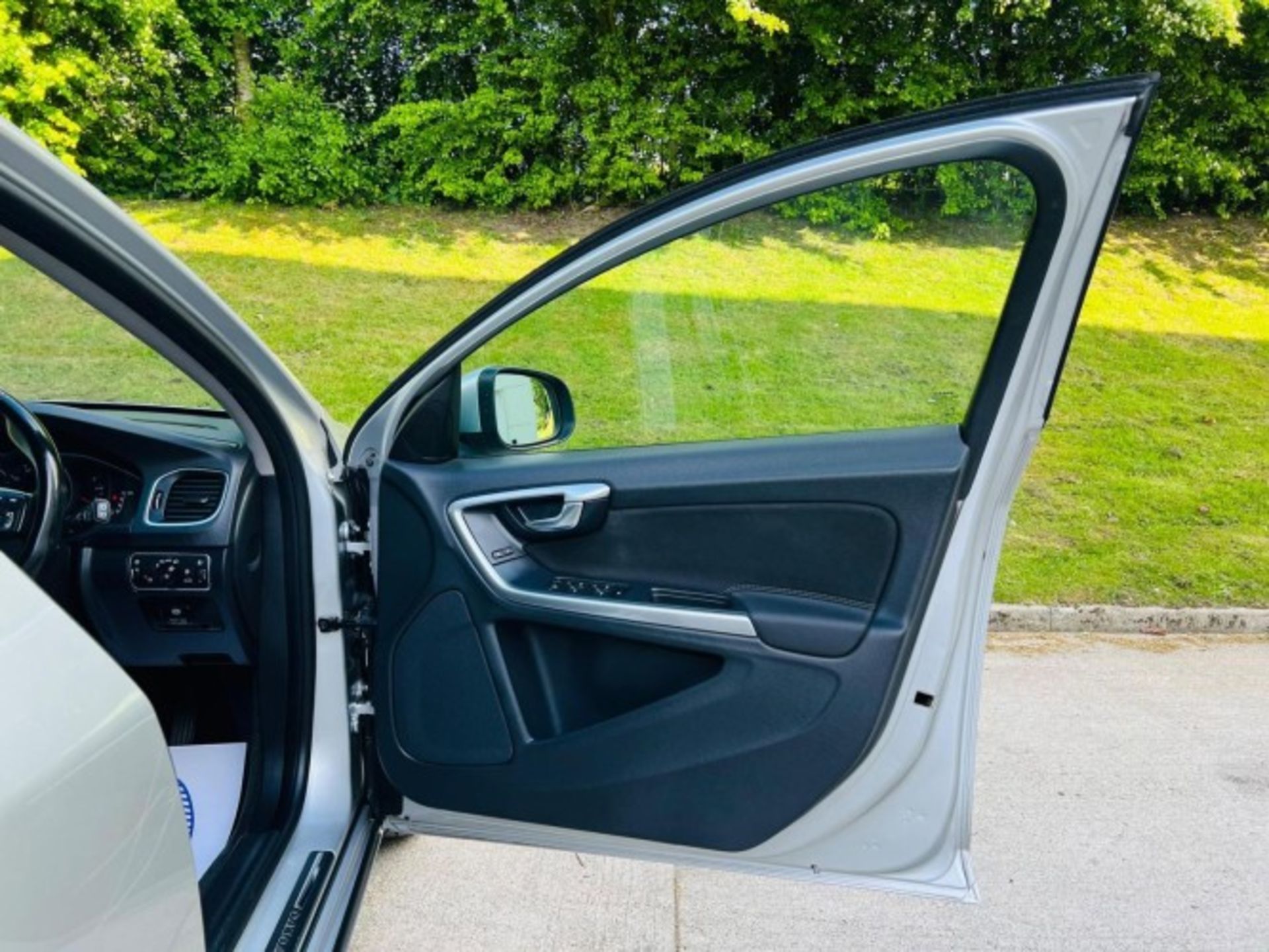 2013 VOLVO V60 1.6 D2 BUSINESS EDITION POWERSHIFT – AUTOMATIC >>--NO VAT ON HAMMER--<< - Image 8 of 29