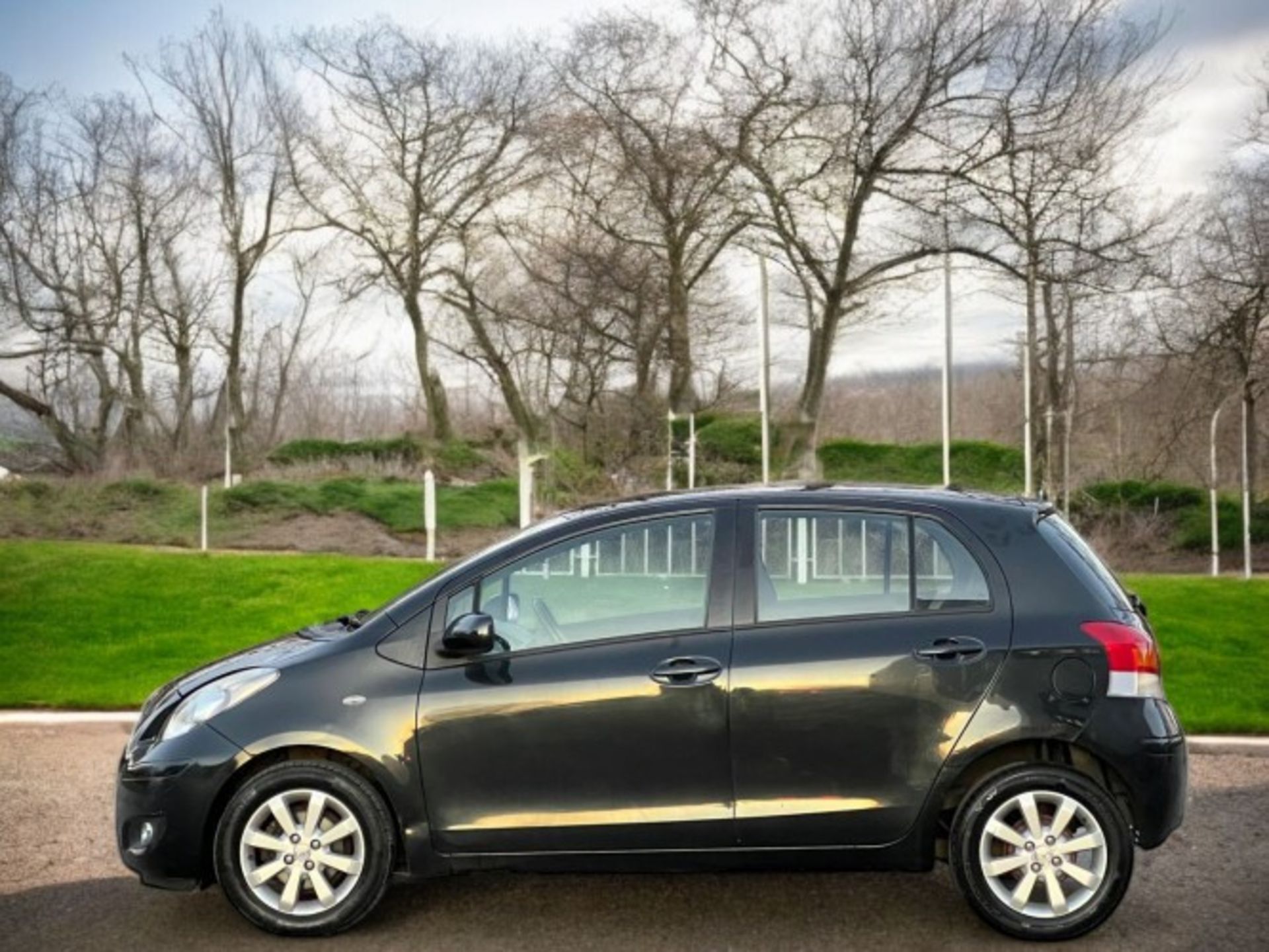2011 TOYOTA YARIS 1.4 D-4D T SPIRIT 5DR HATCHBACK >>--NO VAT ON HAMMER--<< - Image 4 of 26