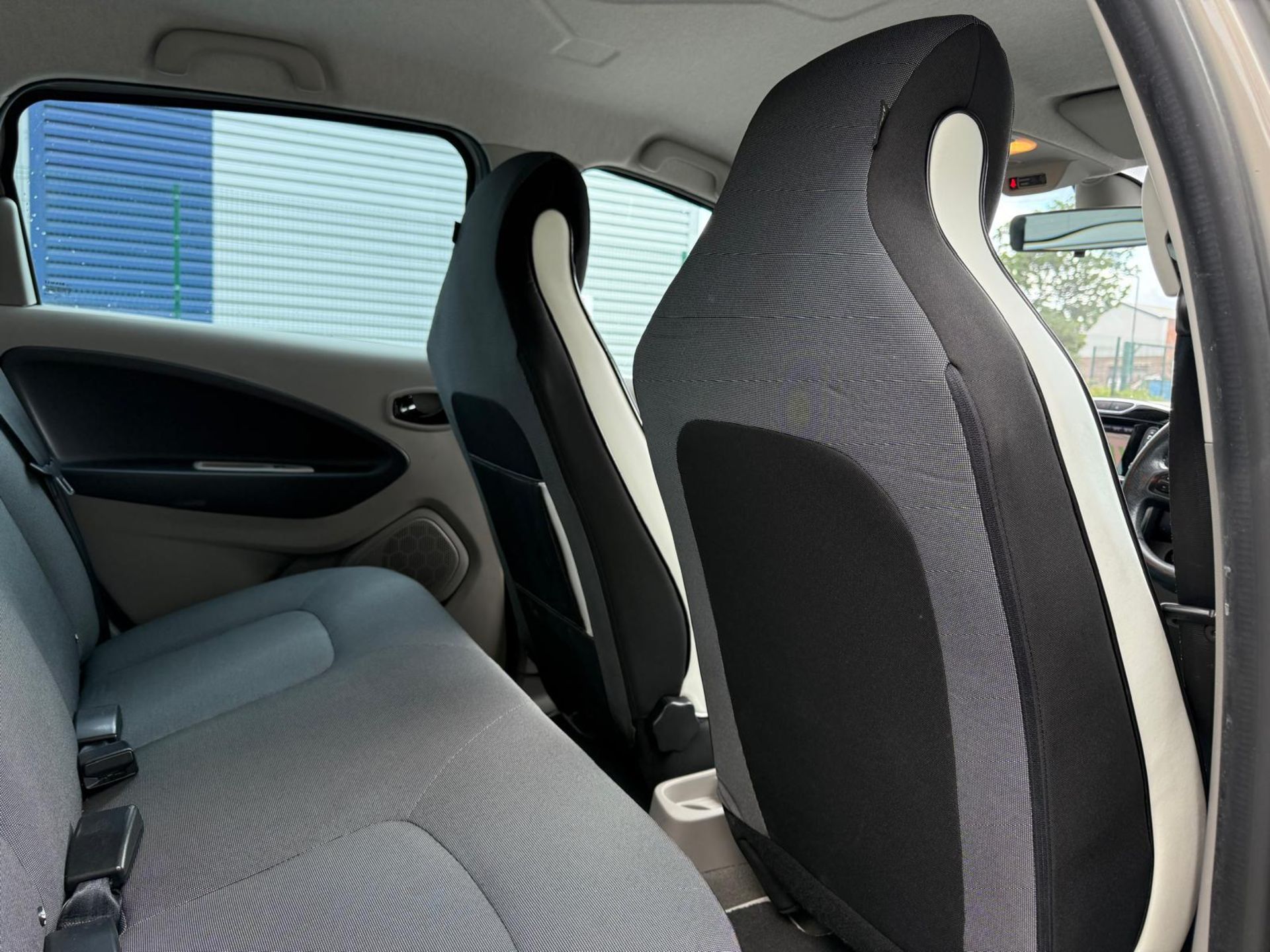 2016 RENAULT ZOE DYNAMIQUE NAV AUTO – 22KWH ELECTRIC HATCHBACK >>--NO VAT ON HAMMER--<< - Image 22 of 27
