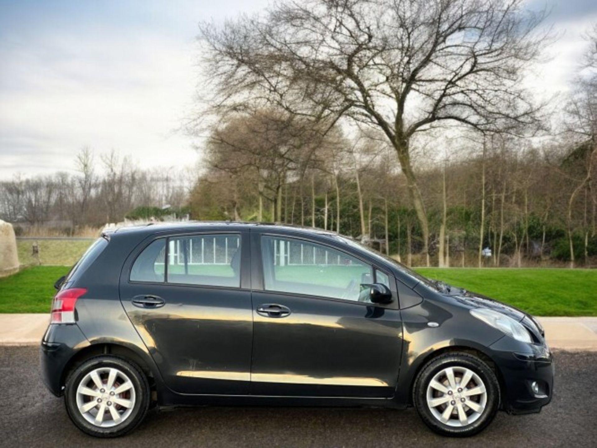 2011 TOYOTA YARIS 1.4 D-4D T SPIRIT 5DR HATCHBACK >>--NO VAT ON HAMMER--<< - Image 3 of 26
