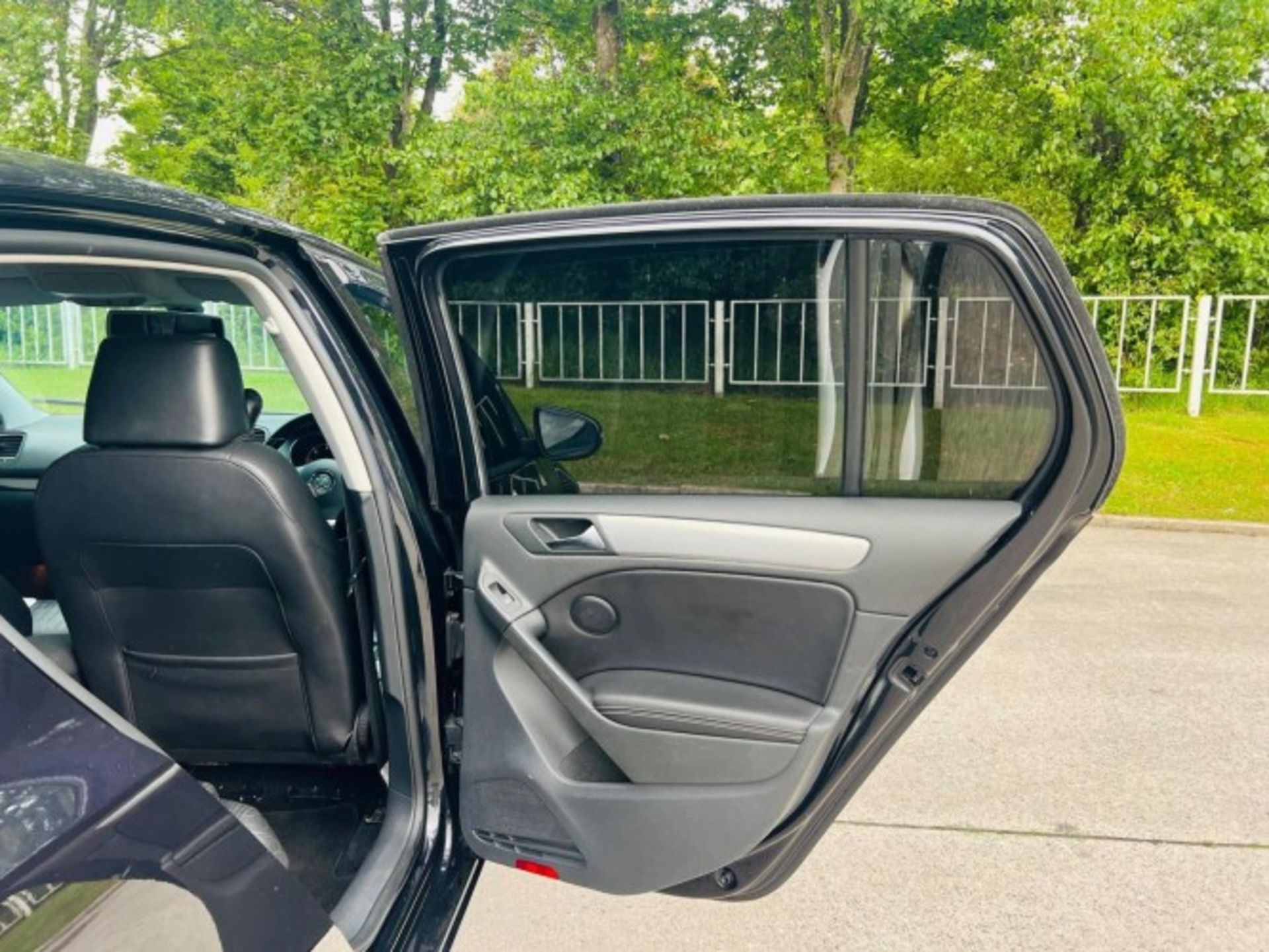 2010 VOLKSWAGEN GOLF PLUS 1.6 TDI SE 5DR HATCHBACK – 128K MILES >>--NO VAT ON HAMMER--<< - Image 23 of 35