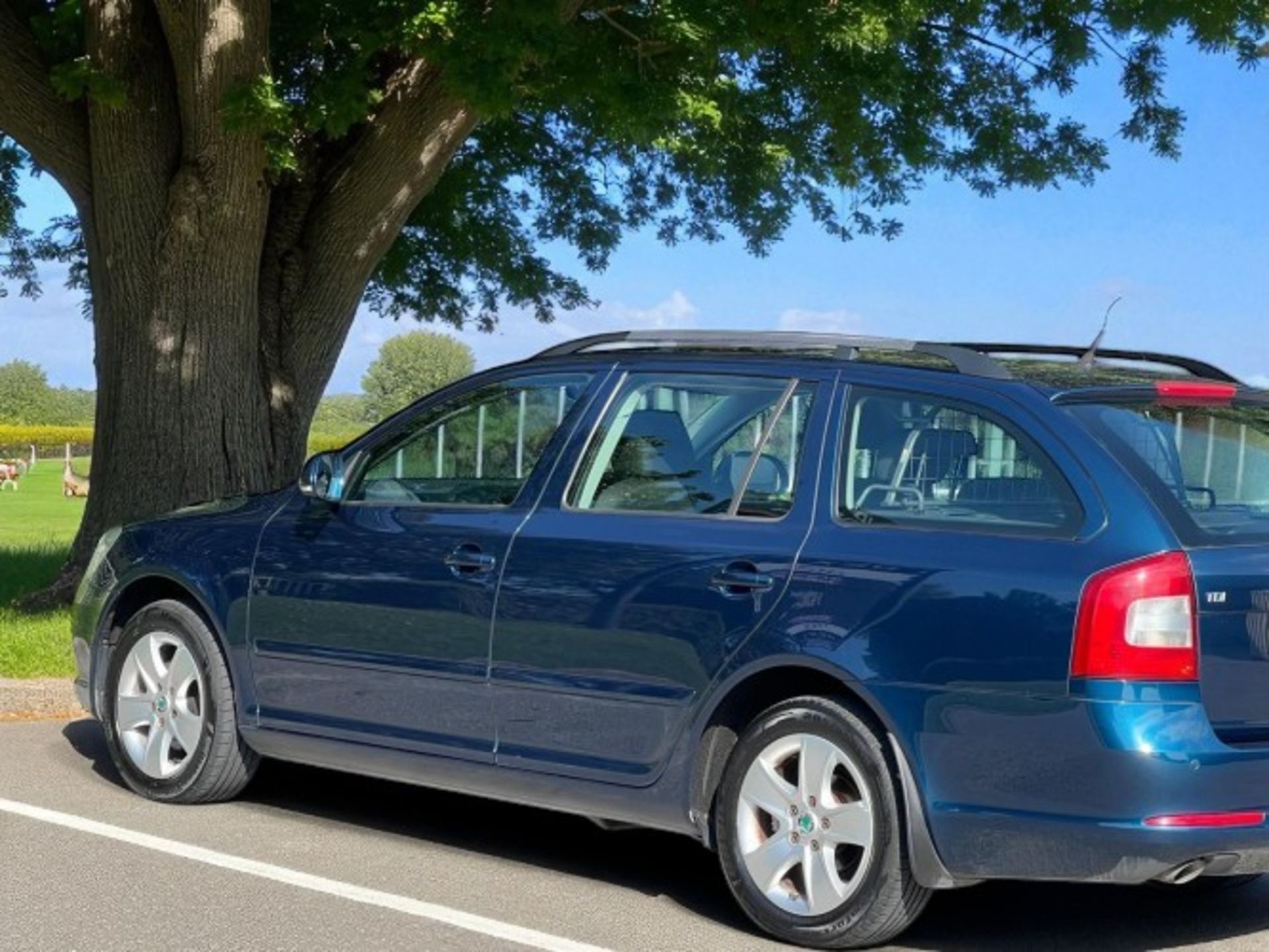 2012 SKODA OCTAVIA 1.6 TDI ELEGANCE DSG – 5DR ESTATE >>--NO VAT ON HAMMER--<< - Image 8 of 41