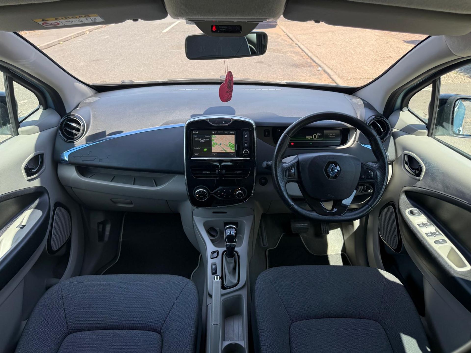2014 RENAULT ZOE DYNAMIQUE INTENS AUTO – 68K MILES – 91% BATTERY HEALTH >>--NO VAT ON HAMMER--<< - Image 31 of 36