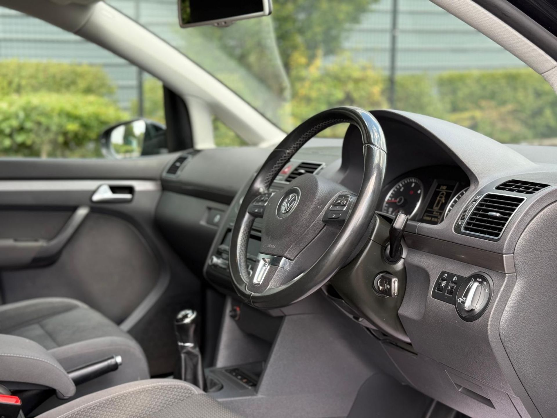 2014 VOLKSWAGEN TOURAN SE BLUE TECH TDI – 1.6 DIESEL – MANUAL – 7 SEATER >>--NO VAT ON HAMMER--<< - Image 23 of 41