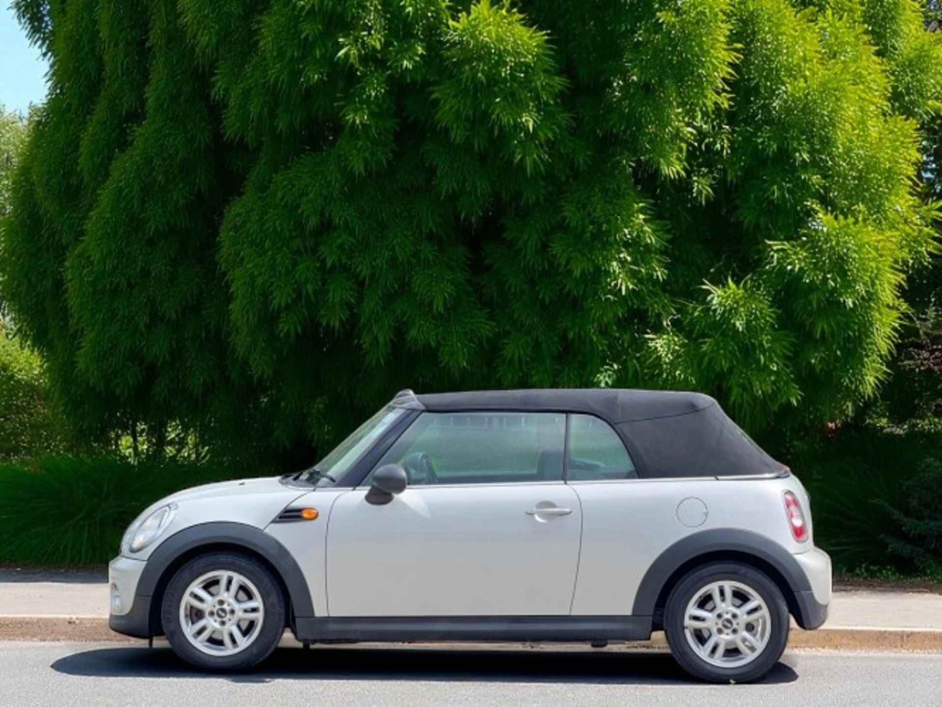 2012 MINI CONVERTIBLE 1.6 ONE EURO 5 – MANUAL – PETROL – 2 DOOR >>--NO VAT ON HAMMER--<< - Image 5 of 34