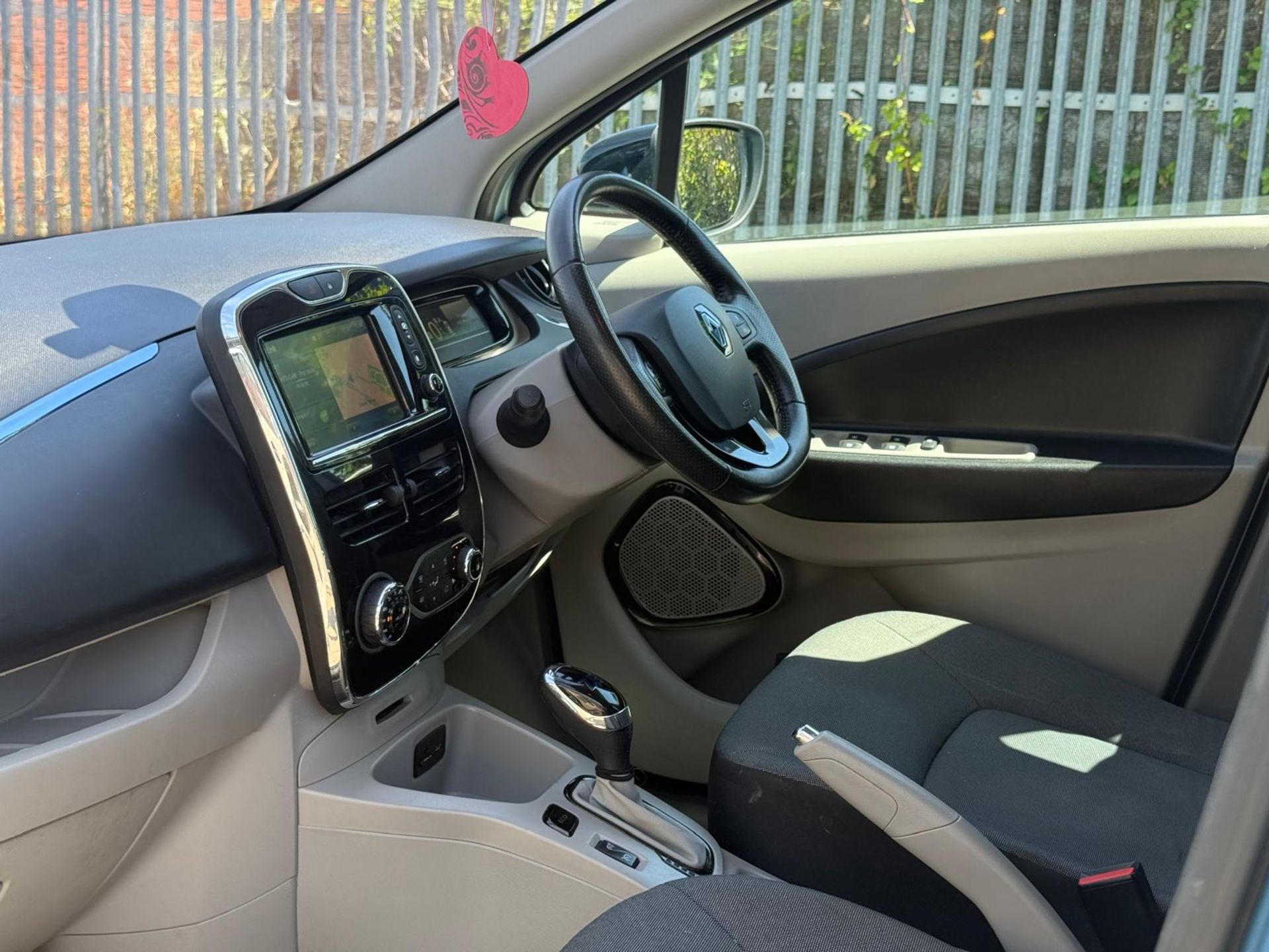2014 RENAULT ZOE DYNAMIQUE INTENS AUTO – 68K MILES – 91% BATTERY HEALTH >>--NO VAT ON HAMMER--<< - Image 18 of 36