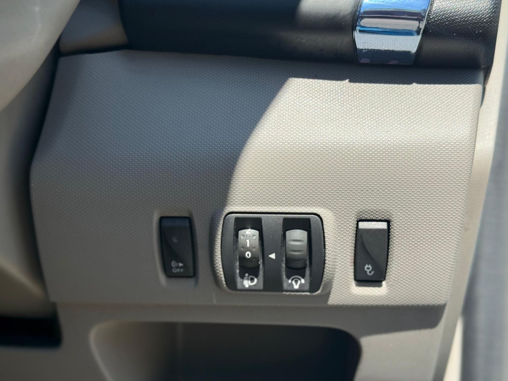 2014 RENAULT ZOE DYNAMIQUE INTENS AUTO – 68K MILES – 91% BATTERY HEALTH >>--NO VAT ON HAMMER--<< - Image 24 of 36