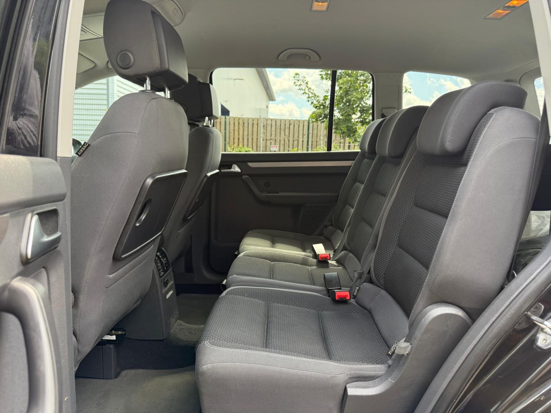 2014 VOLKSWAGEN TOURAN SE BLUE TECH TDI – 1.6 DIESEL – MANUAL – 7 SEATER >>--NO VAT ON HAMMER--<< - Image 27 of 41