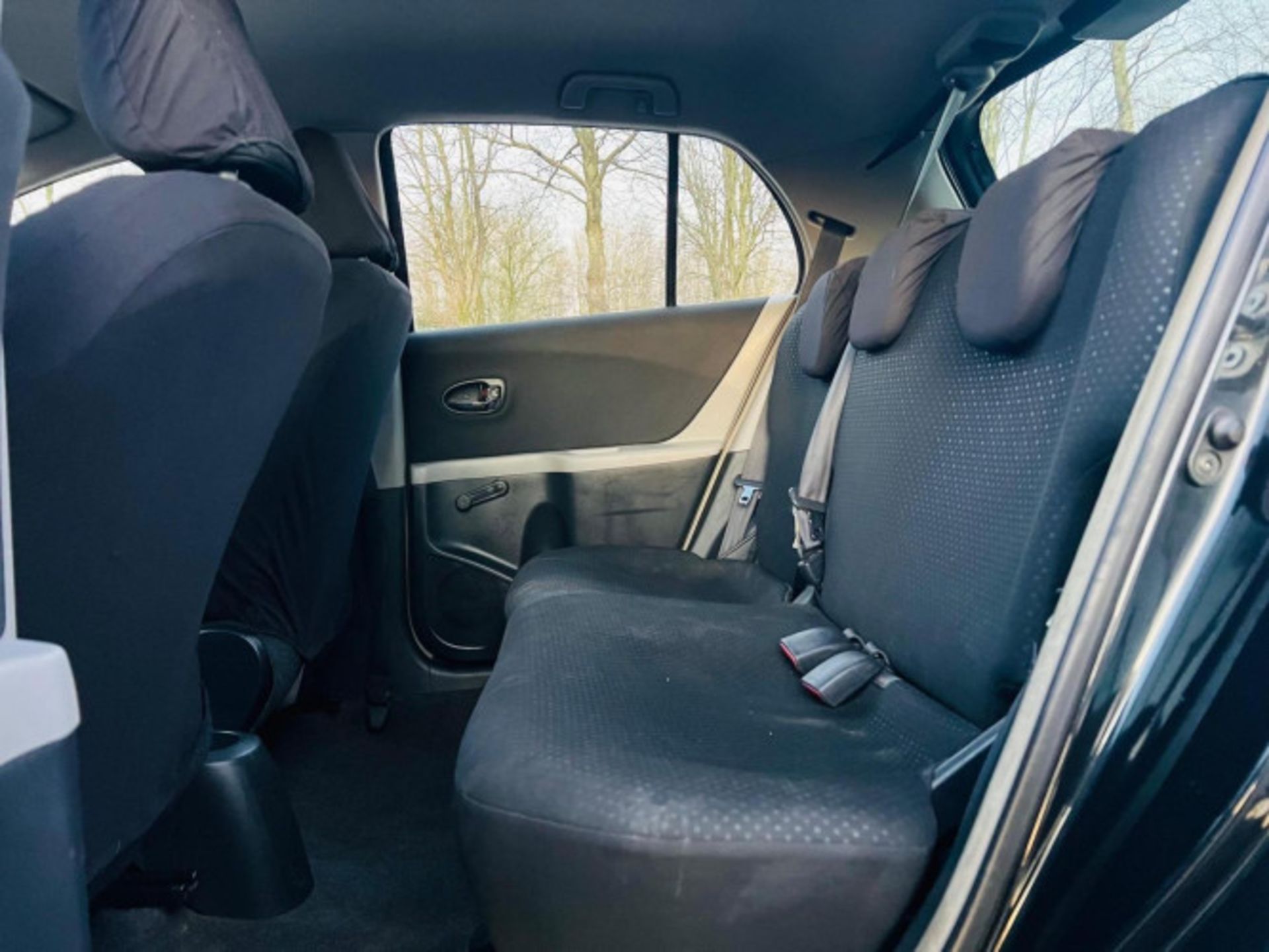 2011 TOYOTA YARIS 1.4 D-4D T SPIRIT 5DR HATCHBACK >>--NO VAT ON HAMMER--<< - Image 16 of 26