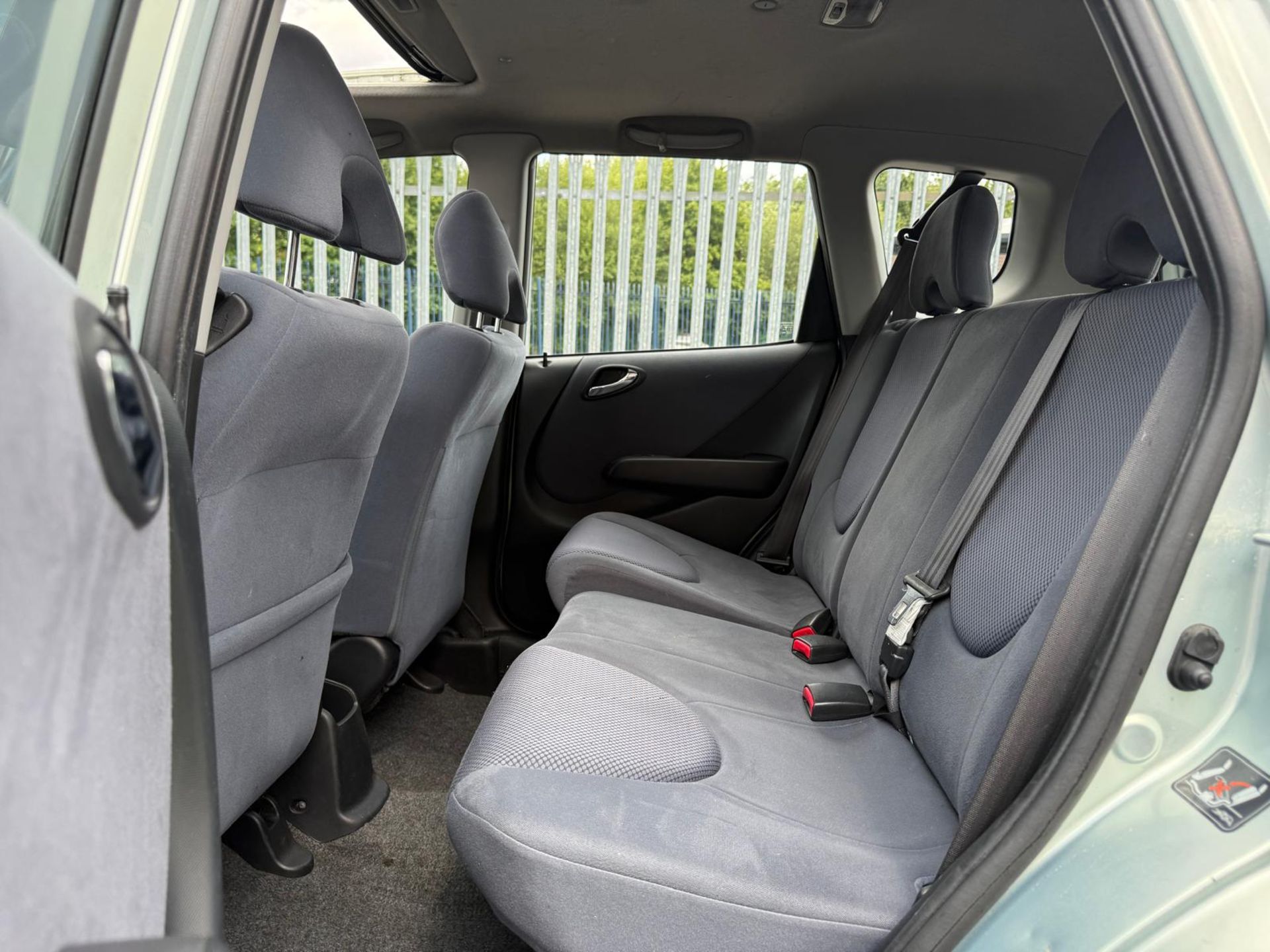 2007 HONDA JAZZ SE CVT – 7-SPEED AUTO – SUNROOF – 149K – >>--NO VAT ON HAMMER--<< - Image 17 of 20
