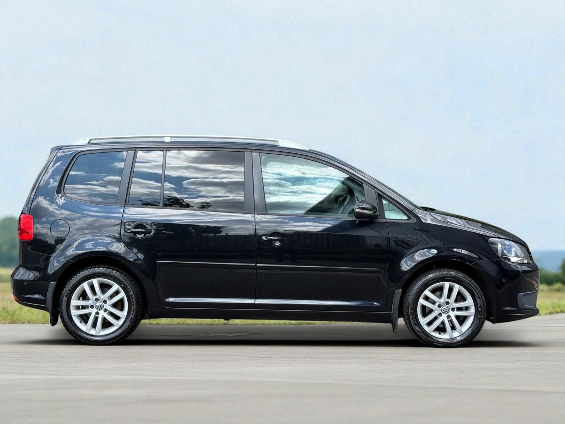 2014 VOLKSWAGEN TOURAN SE BLUE TECH TDI – 1.6 DIESEL – MANUAL – 7 SEATER >>--NO VAT ON HAMMER--<< - Image 18 of 41
