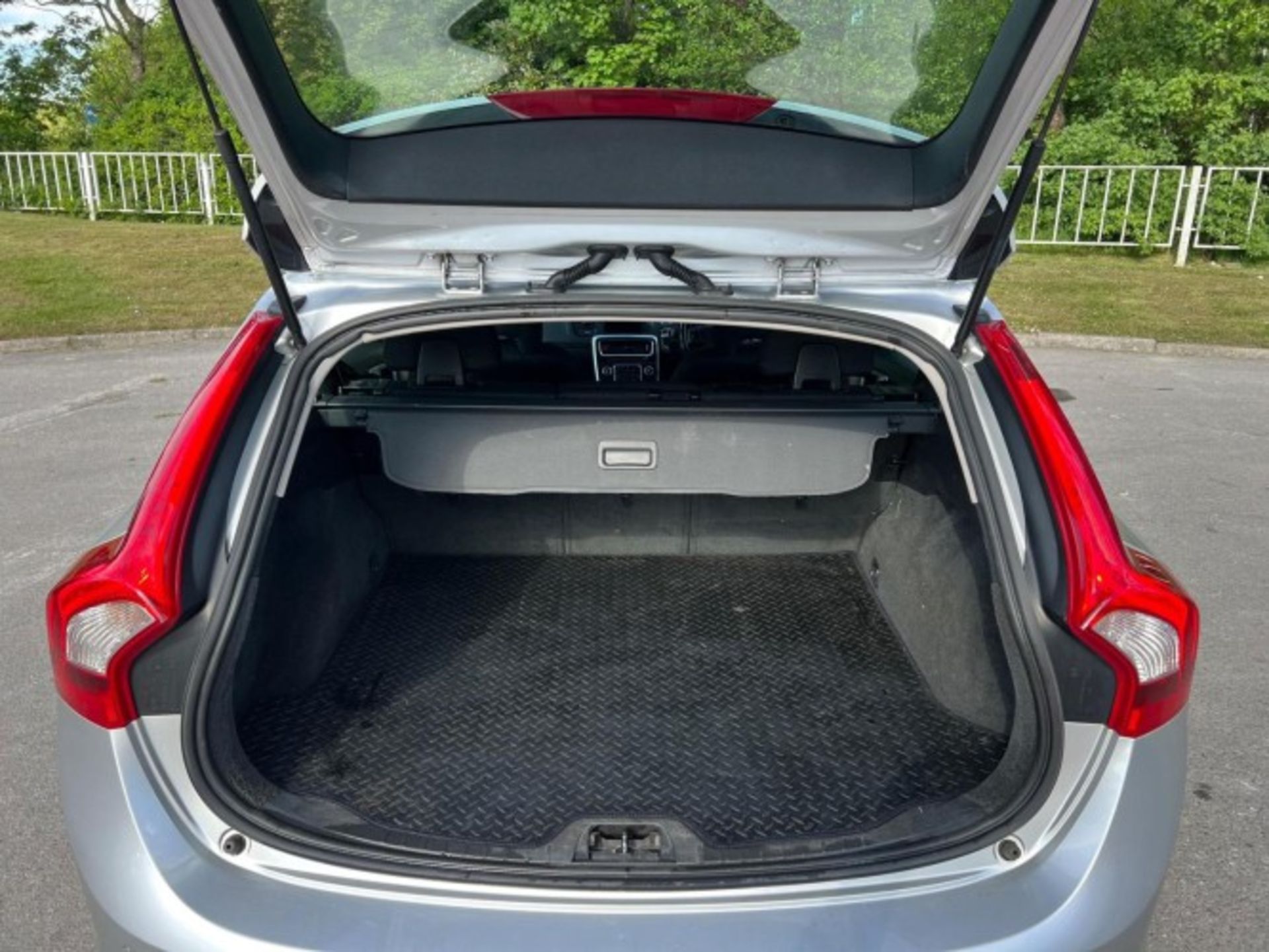 2013 VOLVO V60 1.6 D2 BUSINESS EDITION POWERSHIFT – AUTOMATIC >>--NO VAT ON HAMMER--<< - Image 12 of 29