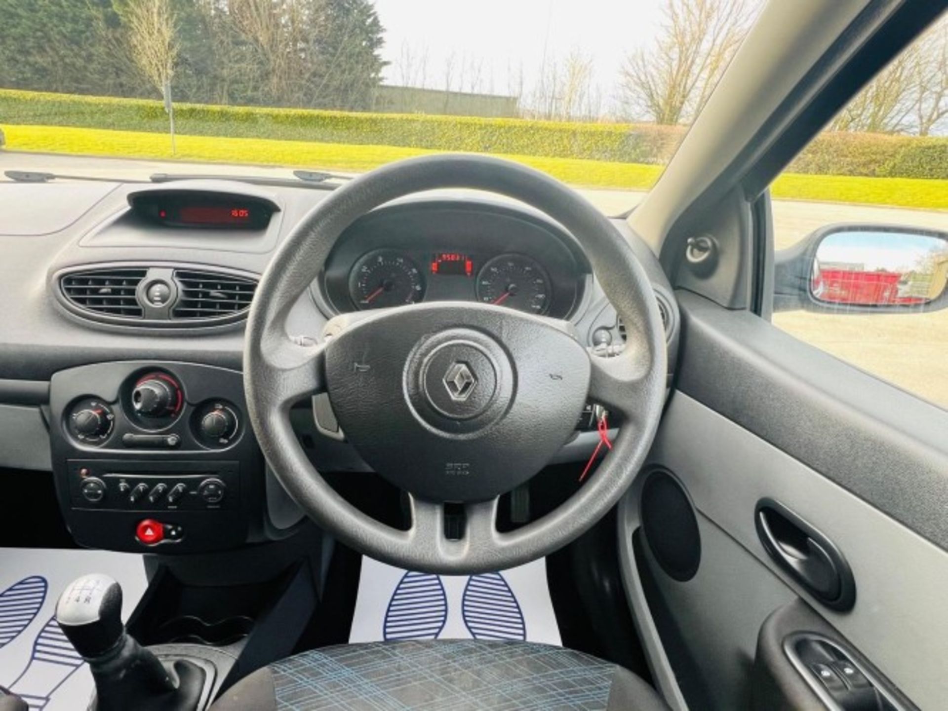 2006 RENAULT CLIO 1.2 16V EXTREME – 3DR HATCHBACK – BLACK >>--NO VAT ON HAMMER--<< - Image 8 of 26